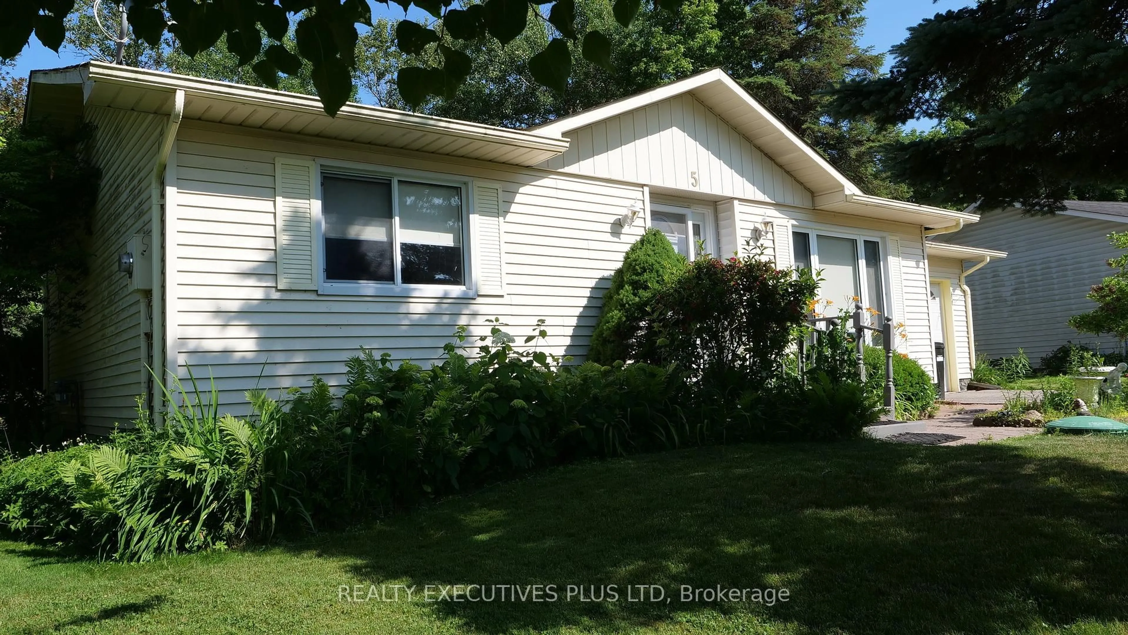 Home with vinyl exterior material, street for 5 Pineview Crt, New Tecumseth Ontario L0G 1W0