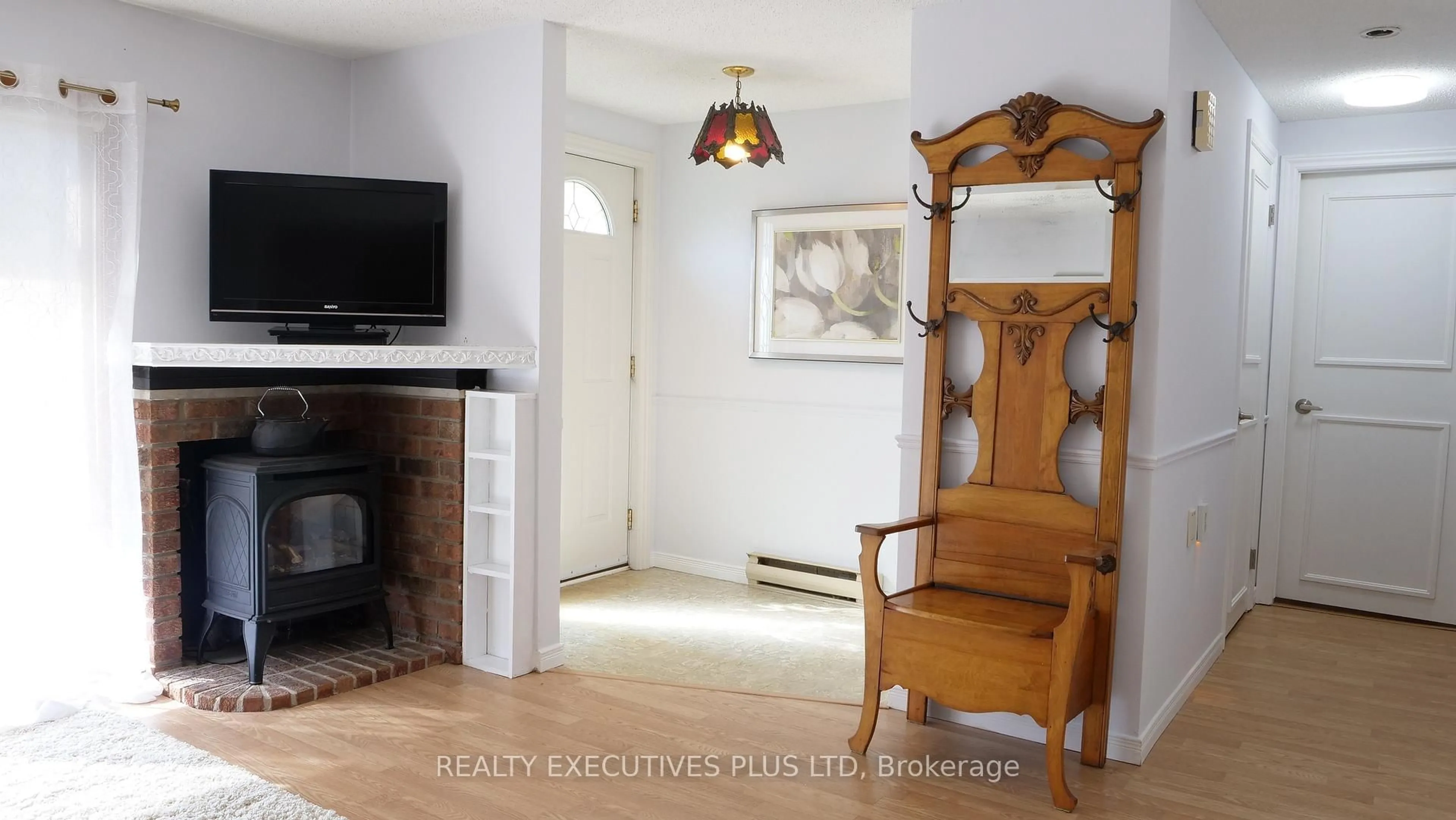 Living room with furniture, wood/laminate floor for 5 Pineview Crt, New Tecumseth Ontario L0G 1W0