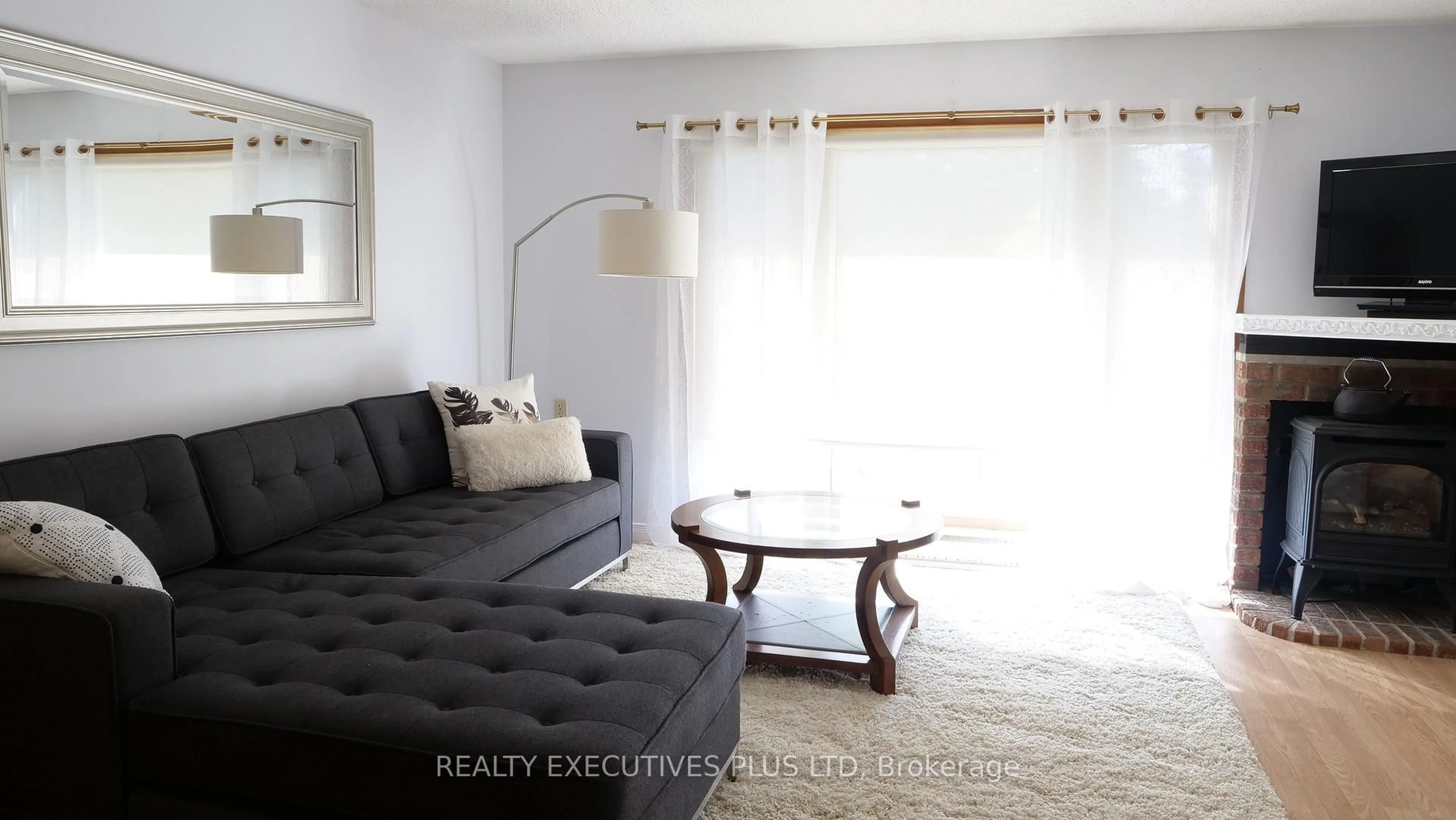 Living room with furniture, unknown for 5 Pineview Crt, New Tecumseth Ontario L0G 1W0