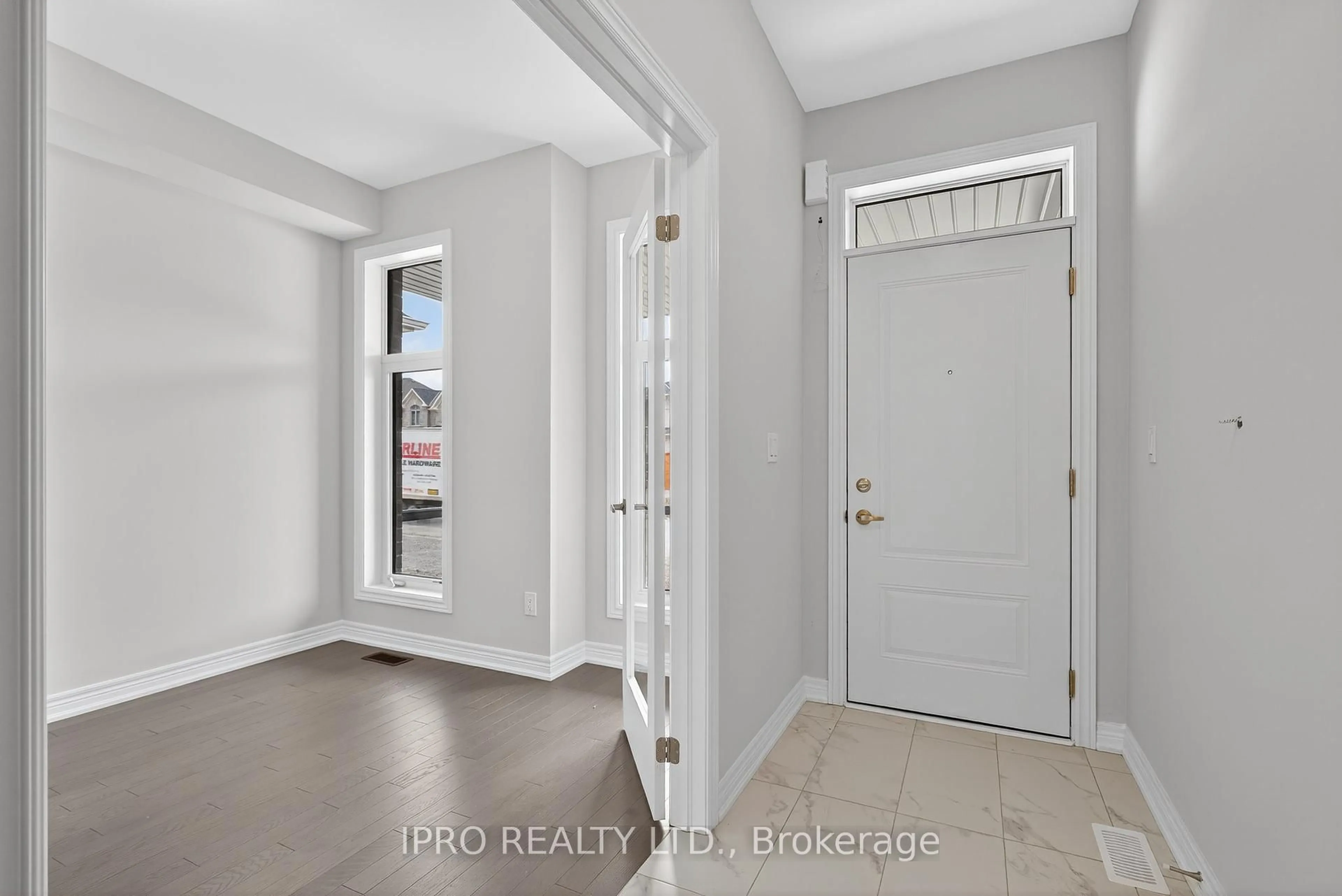 Indoor entryway for 1474 David Loop Circ, Innisfil Ontario L0L 1W0