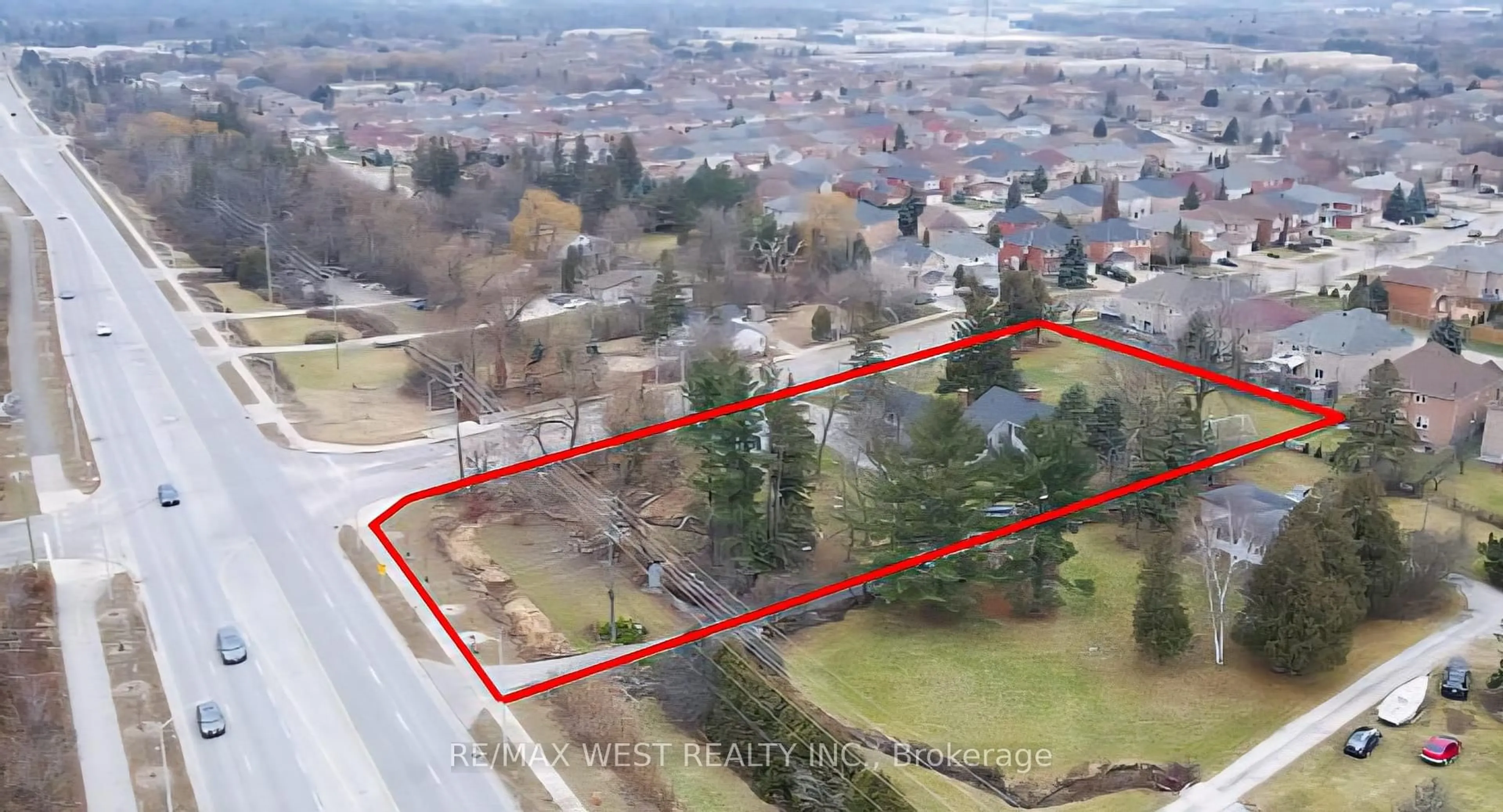 A pic from outside/outdoor area/front of a property/back of a property/a pic from drone, unknown for 11222 Bayview Ave, Richmond Hill Ontario L4S 1L4