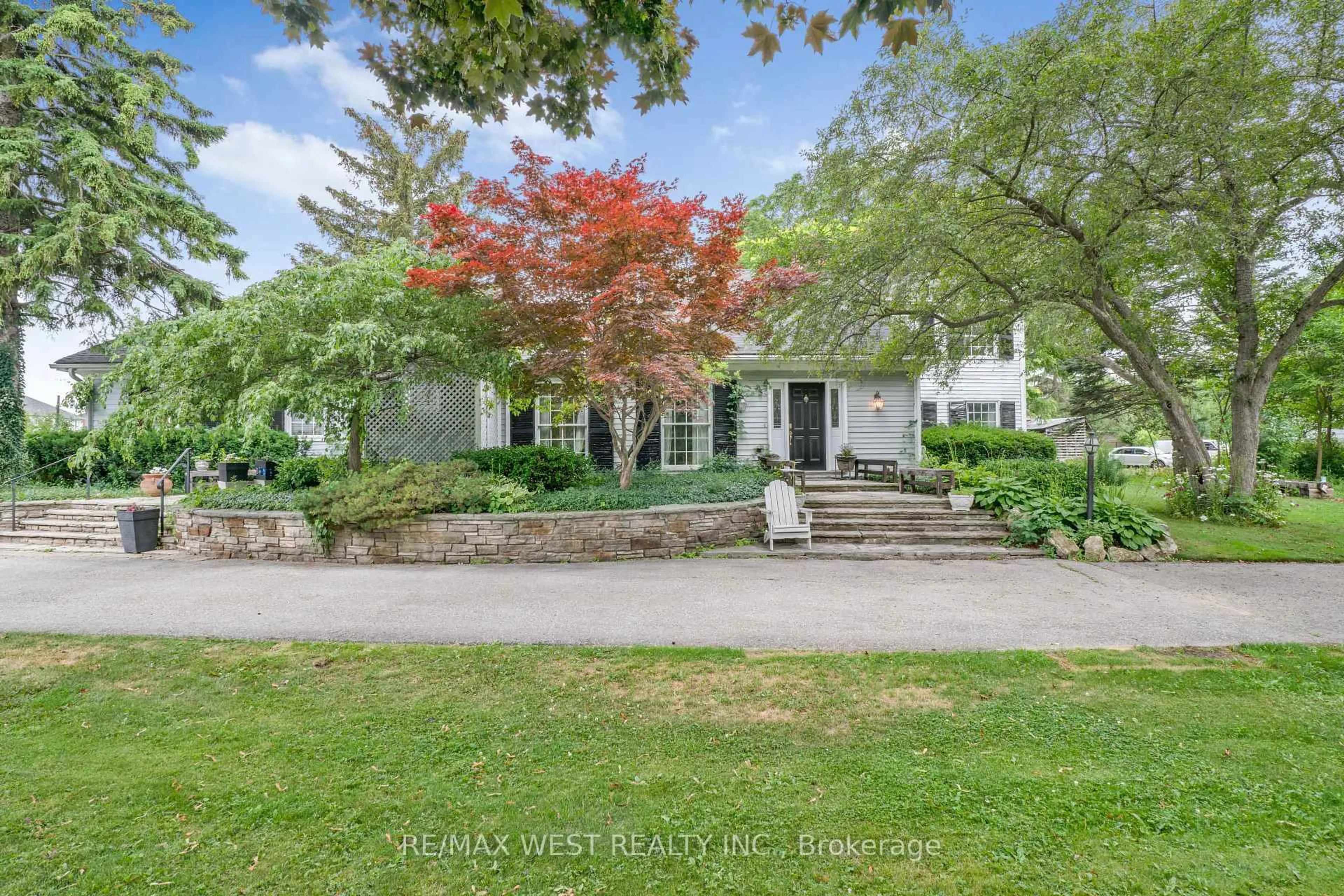 A pic from outside/outdoor area/front of a property/back of a property/a pic from drone, street for 11222 Bayview Ave, Richmond Hill Ontario L4S 1L4