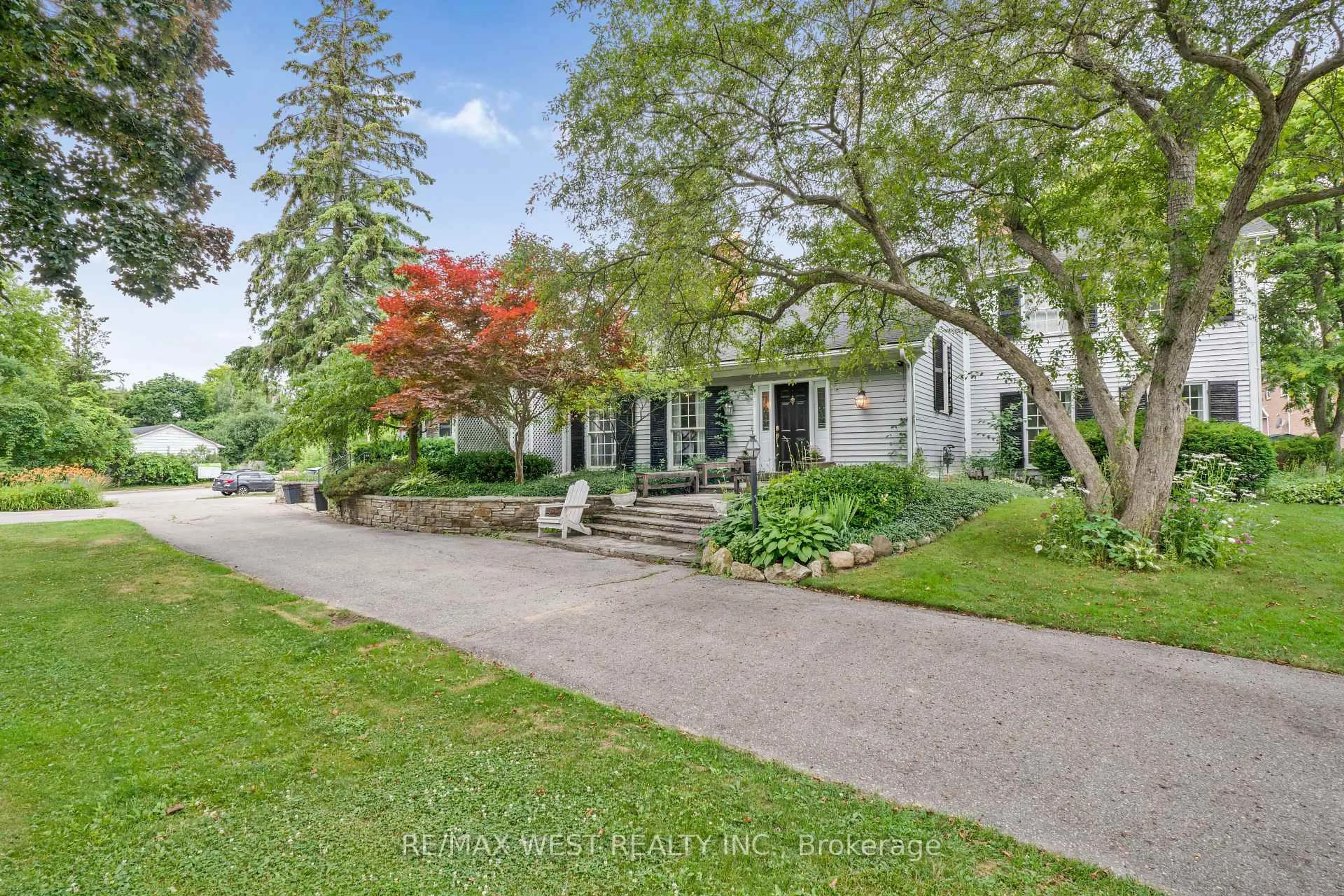 A pic from outside/outdoor area/front of a property/back of a property/a pic from drone, street for 11222 Bayview Ave, Richmond Hill Ontario L4S 1L4