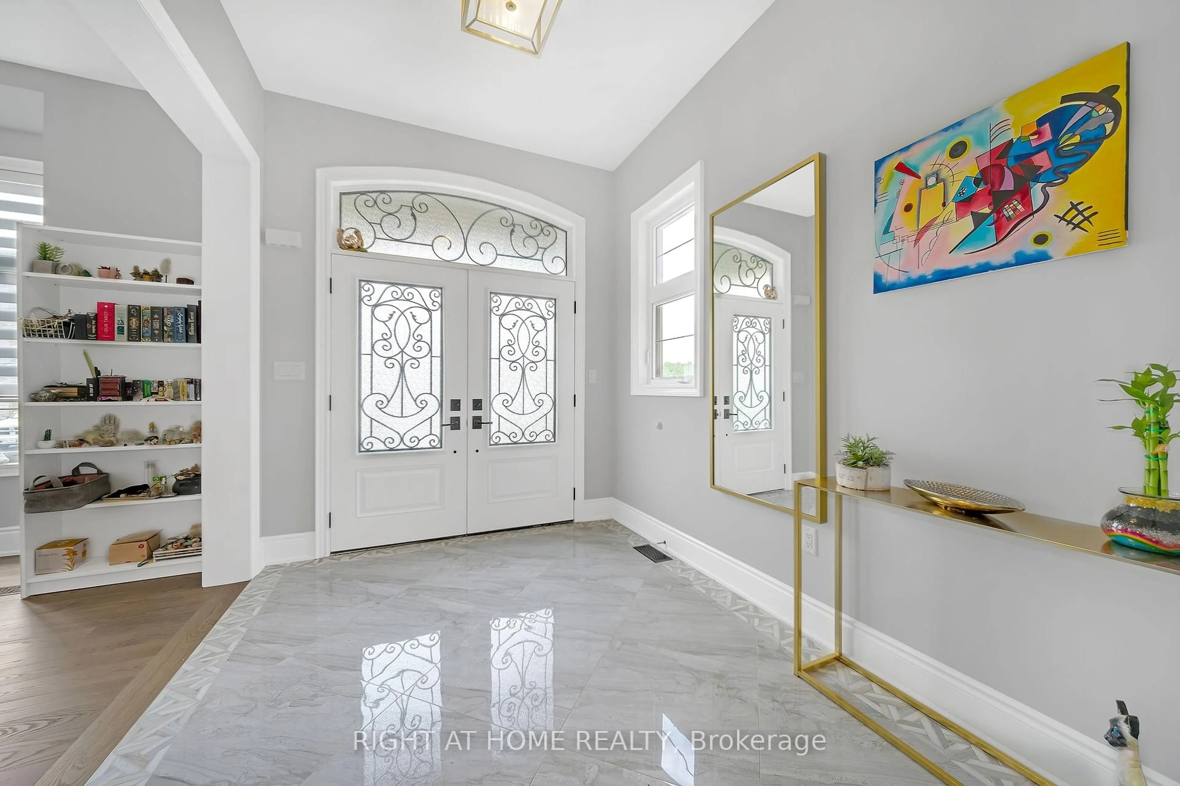 Indoor entryway for 45 Cairns Gate, King Ontario L7B 0P5