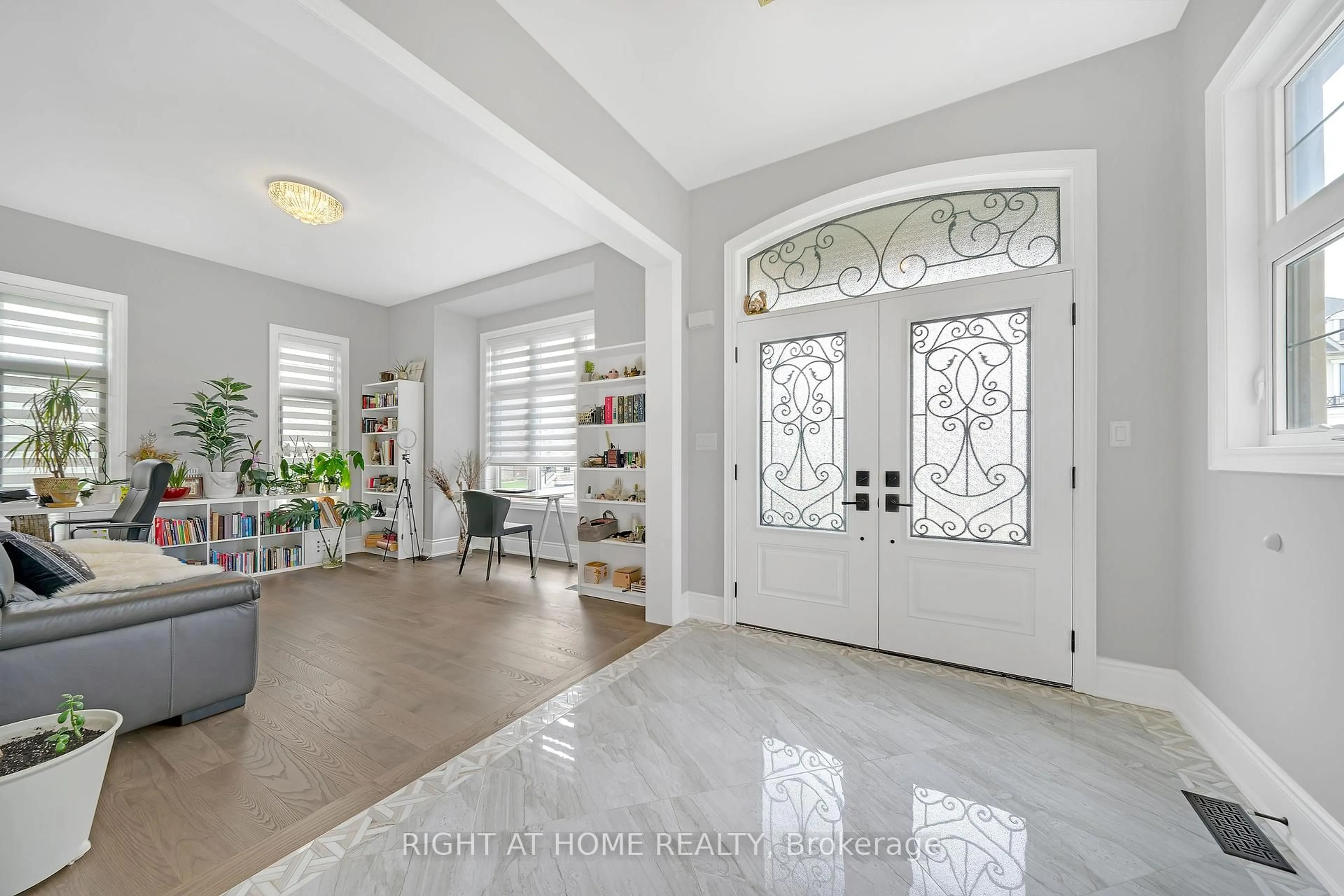 Indoor entryway for 45 Cairns Gate, King Ontario L7B 0P5