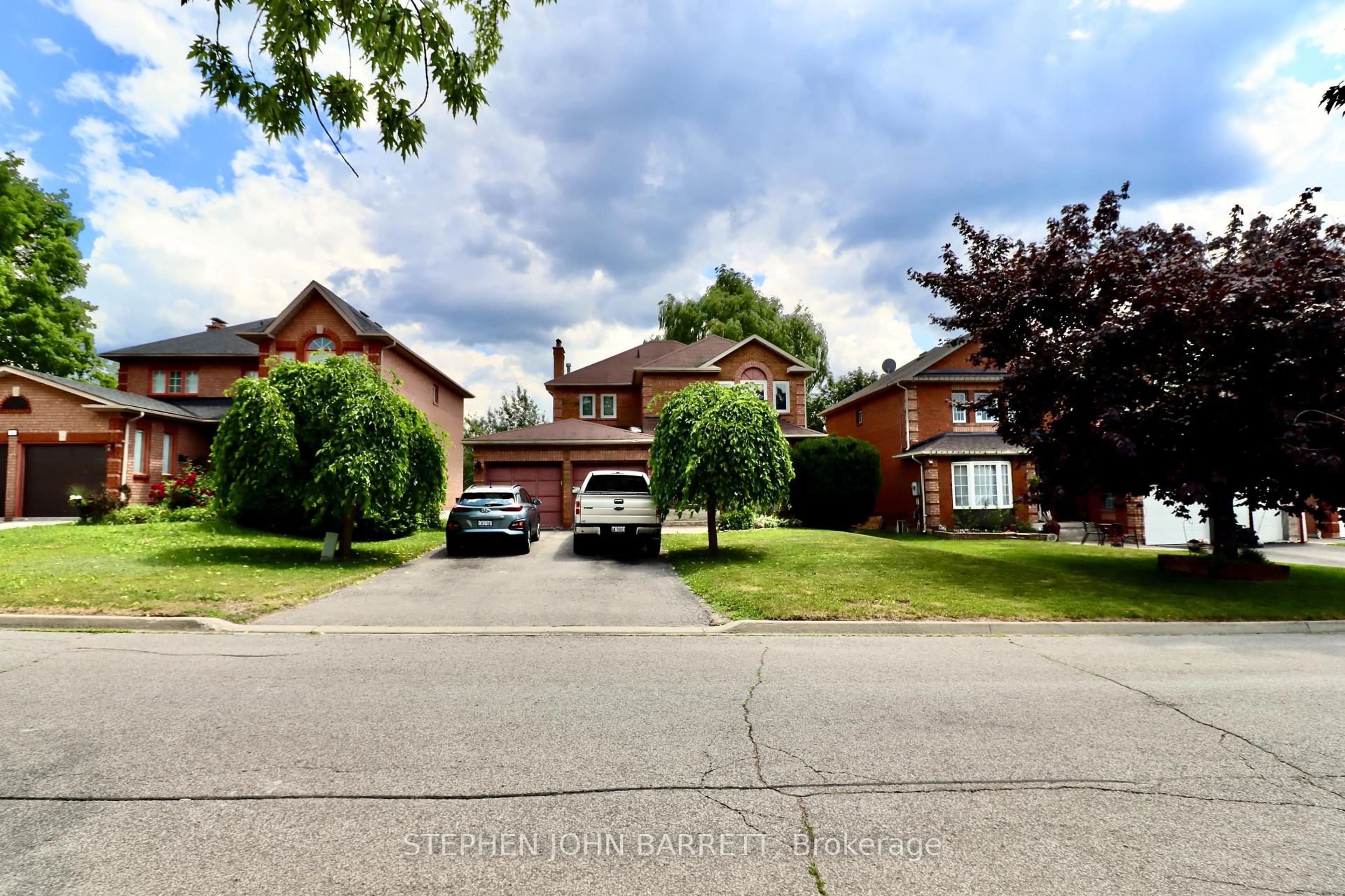 A pic from outside/outdoor area/front of a property/back of a property/a pic from drone, street for 112 Tulip St, Georgina Ontario L4P 1C7
