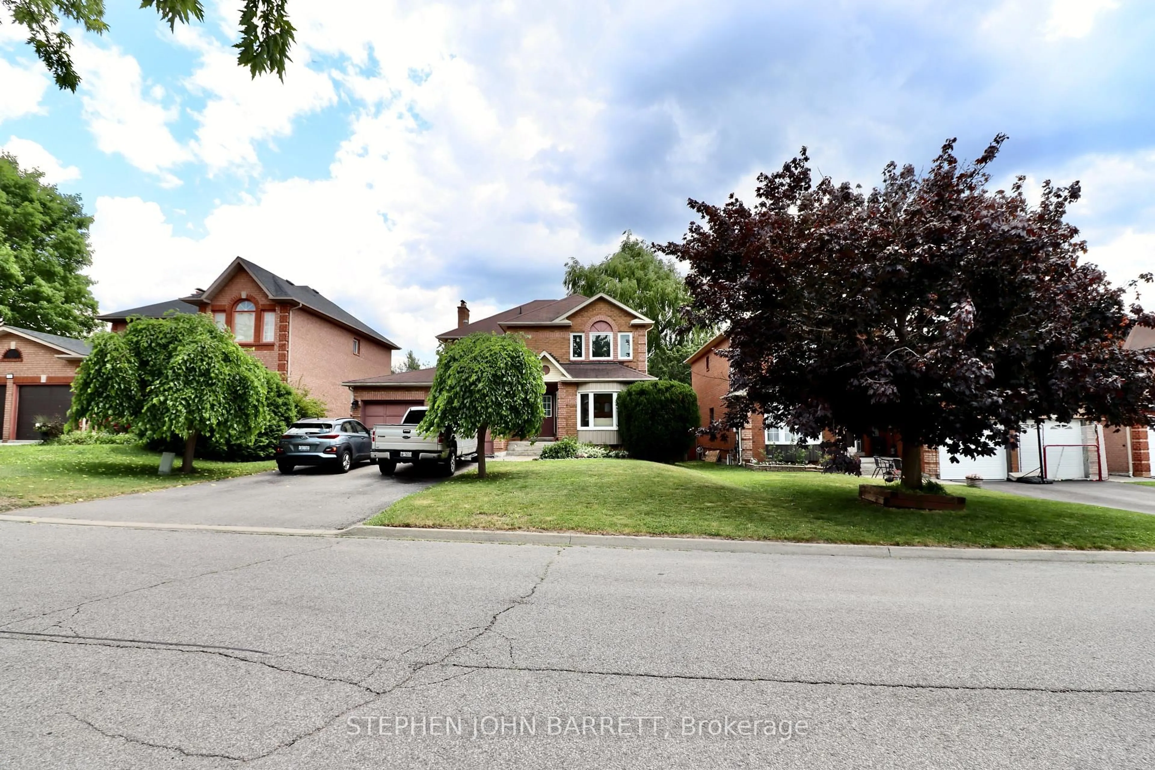 A pic from outside/outdoor area/front of a property/back of a property/a pic from drone, street for 112 Tulip St, Georgina Ontario L4P 1C7
