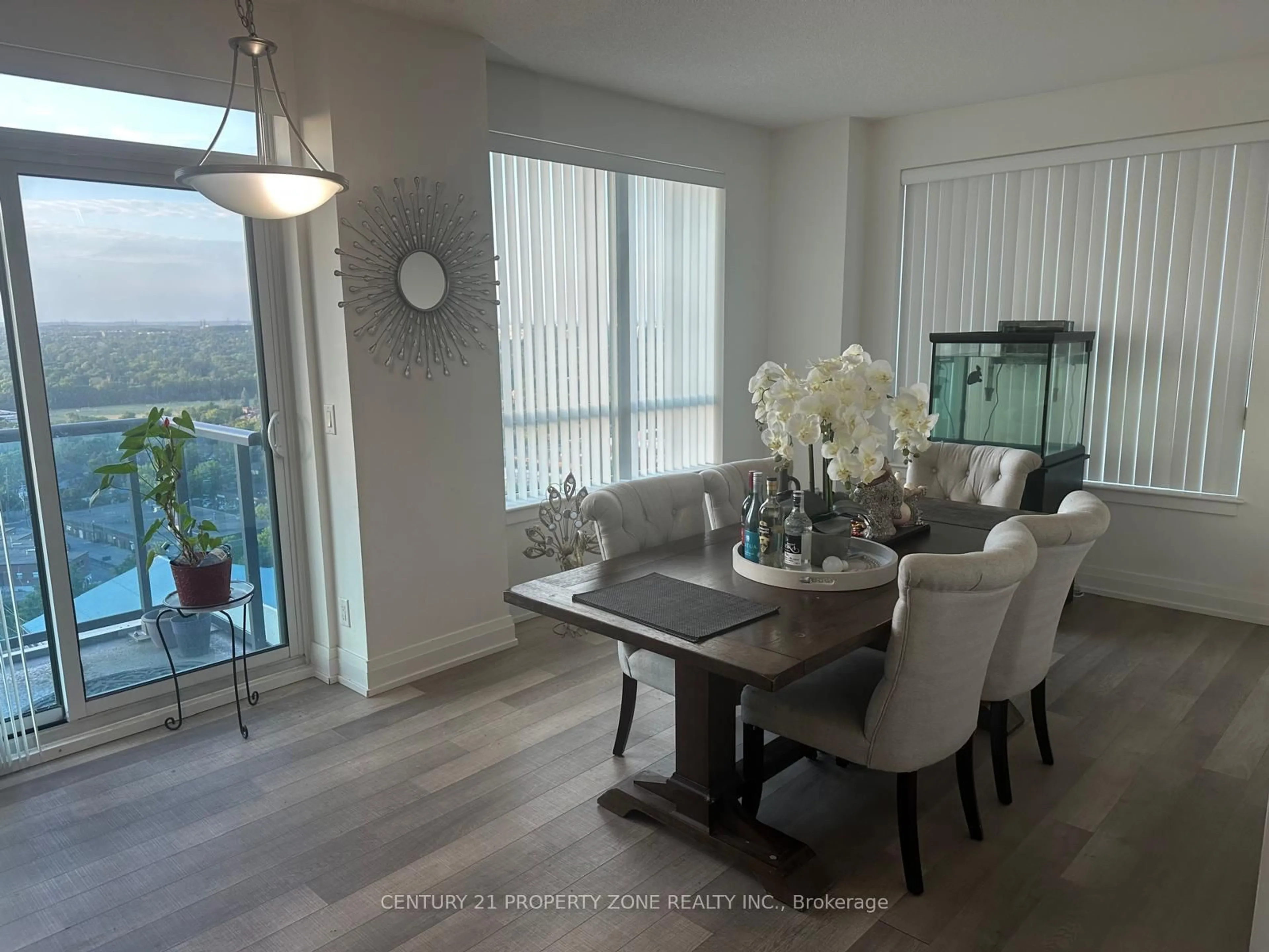 Dining room, wood/laminate floor for 7167 Yonge St #1502, Markham Ontario L3T 0E1