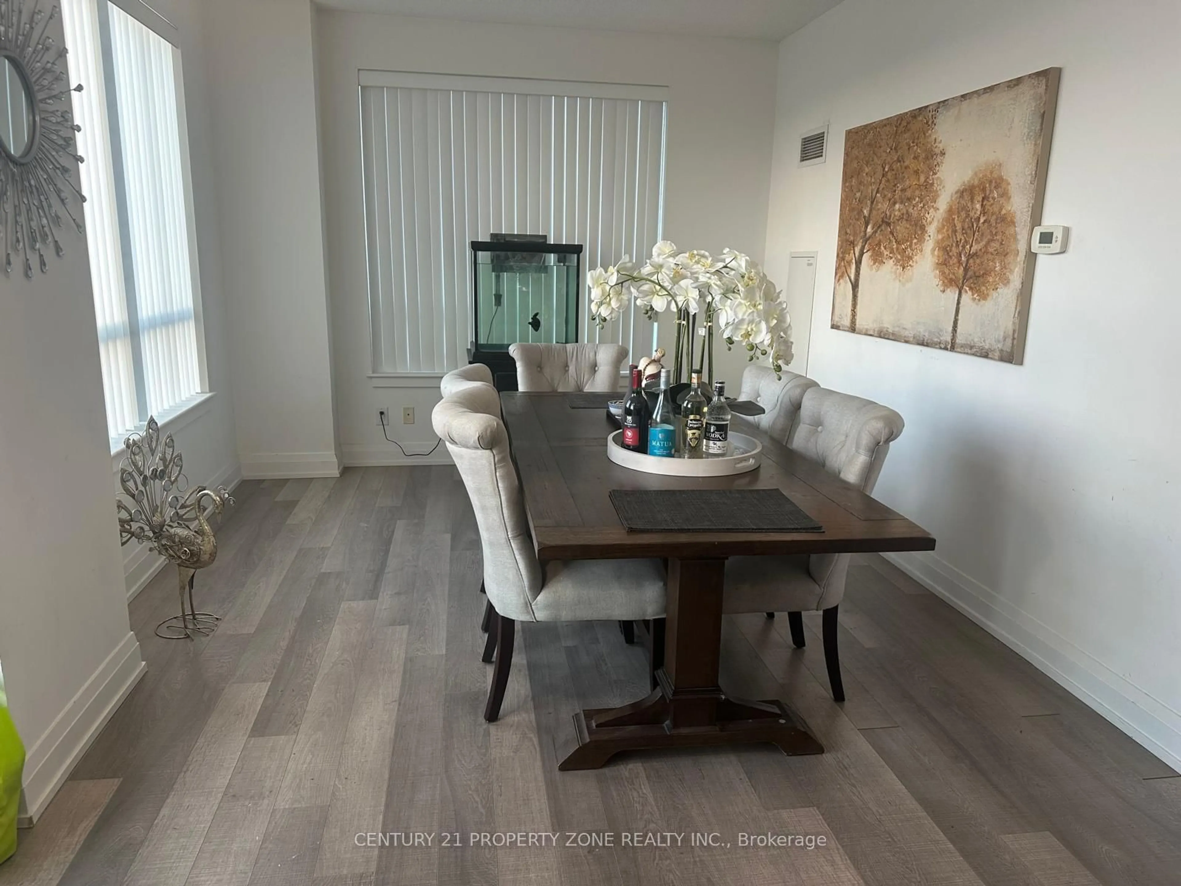 Dining room, wood/laminate floor for 7167 Yonge St #1502, Markham Ontario L3T 0E1