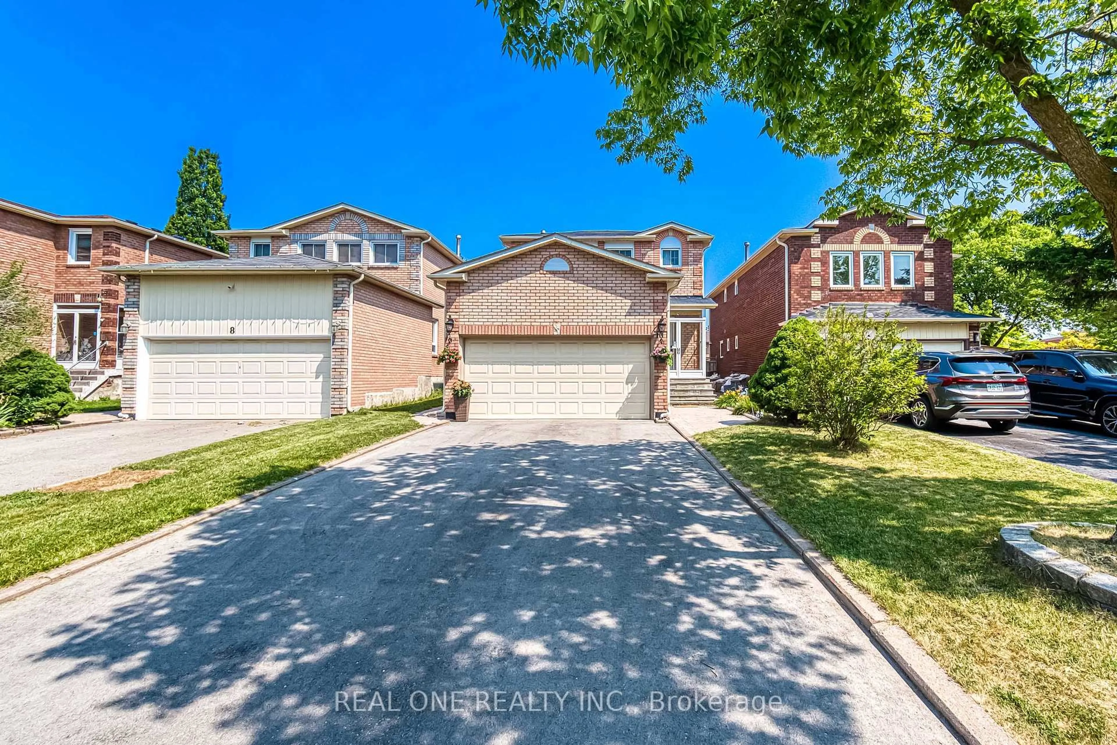 A pic from outside/outdoor area/front of a property/back of a property/a pic from drone, street for 10 Squire Dr, Richmond Hill Ontario L4S 1C4