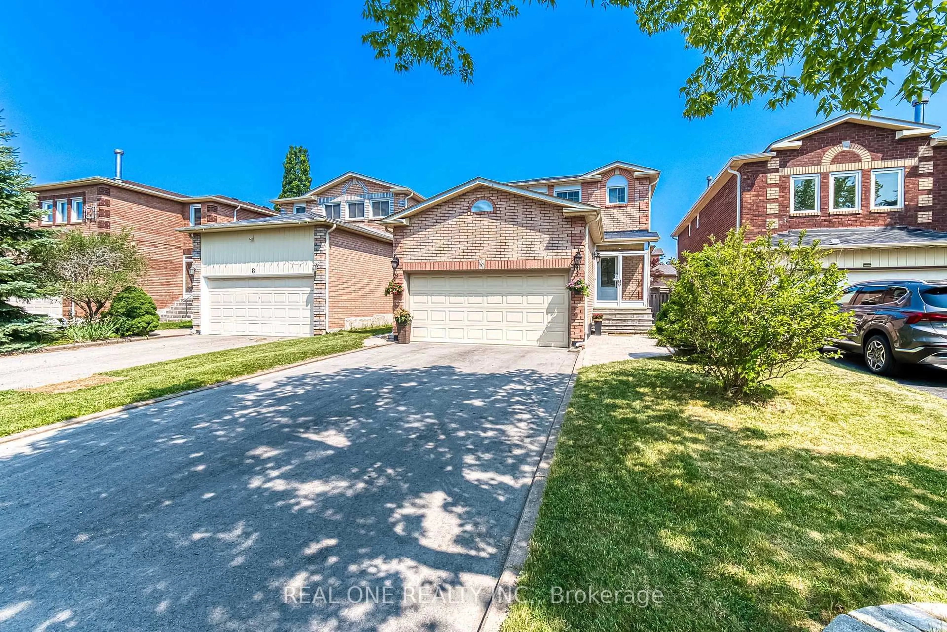 A pic from outside/outdoor area/front of a property/back of a property/a pic from drone, street for 10 Squire Dr, Richmond Hill Ontario L4S 1C4