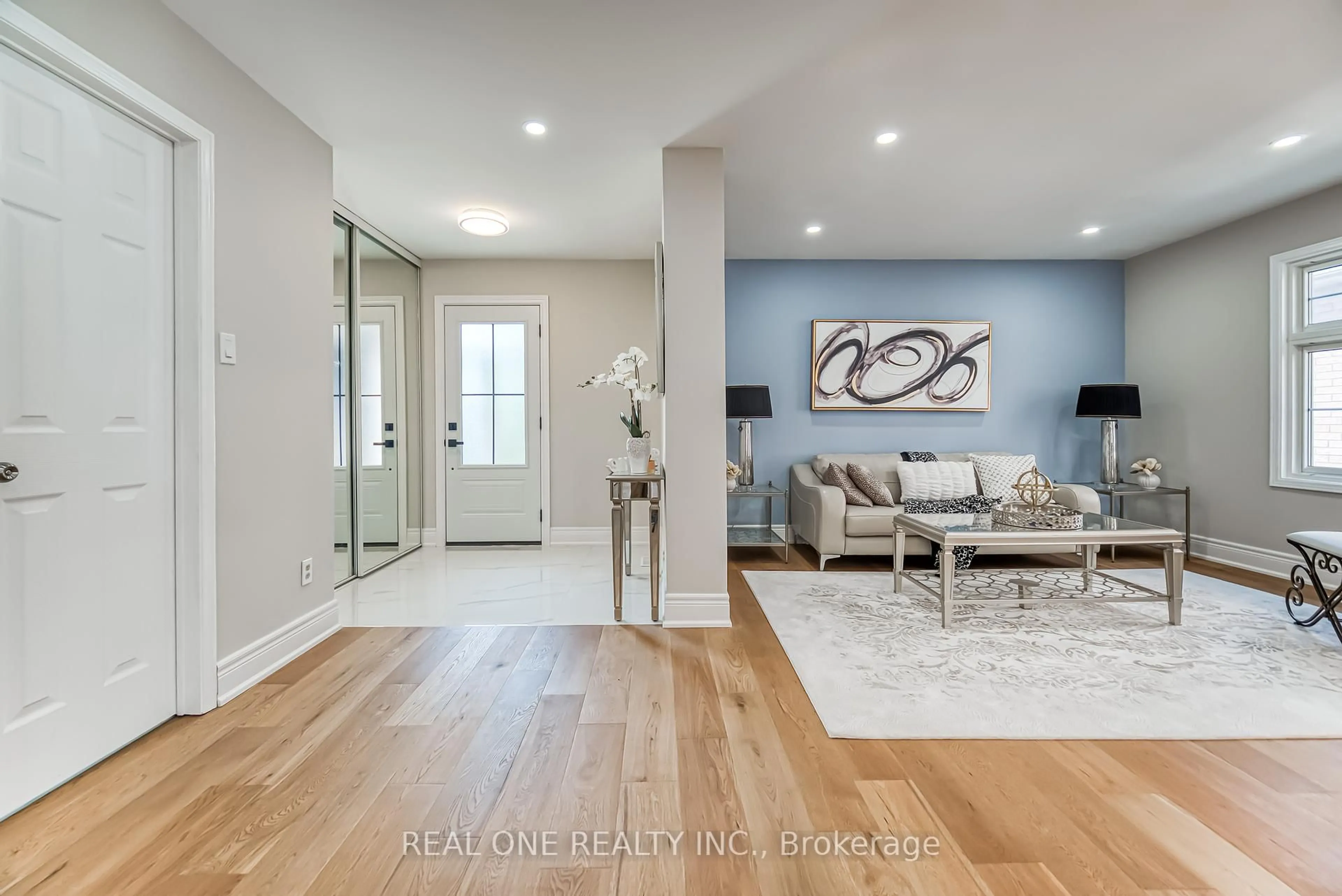 Indoor entryway for 10 Squire Dr, Richmond Hill Ontario L4S 1C4