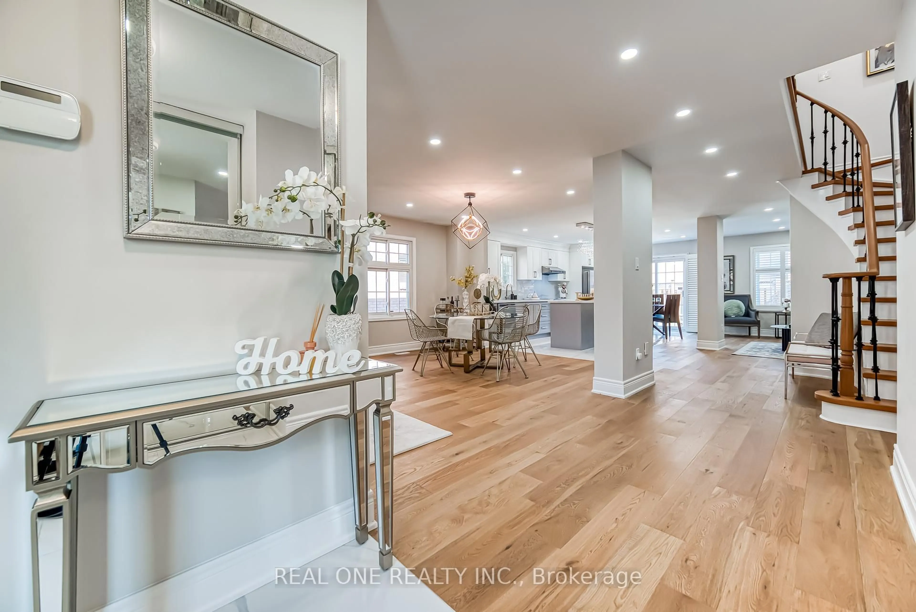 Indoor entryway for 10 Squire Dr, Richmond Hill Ontario L4S 1C4