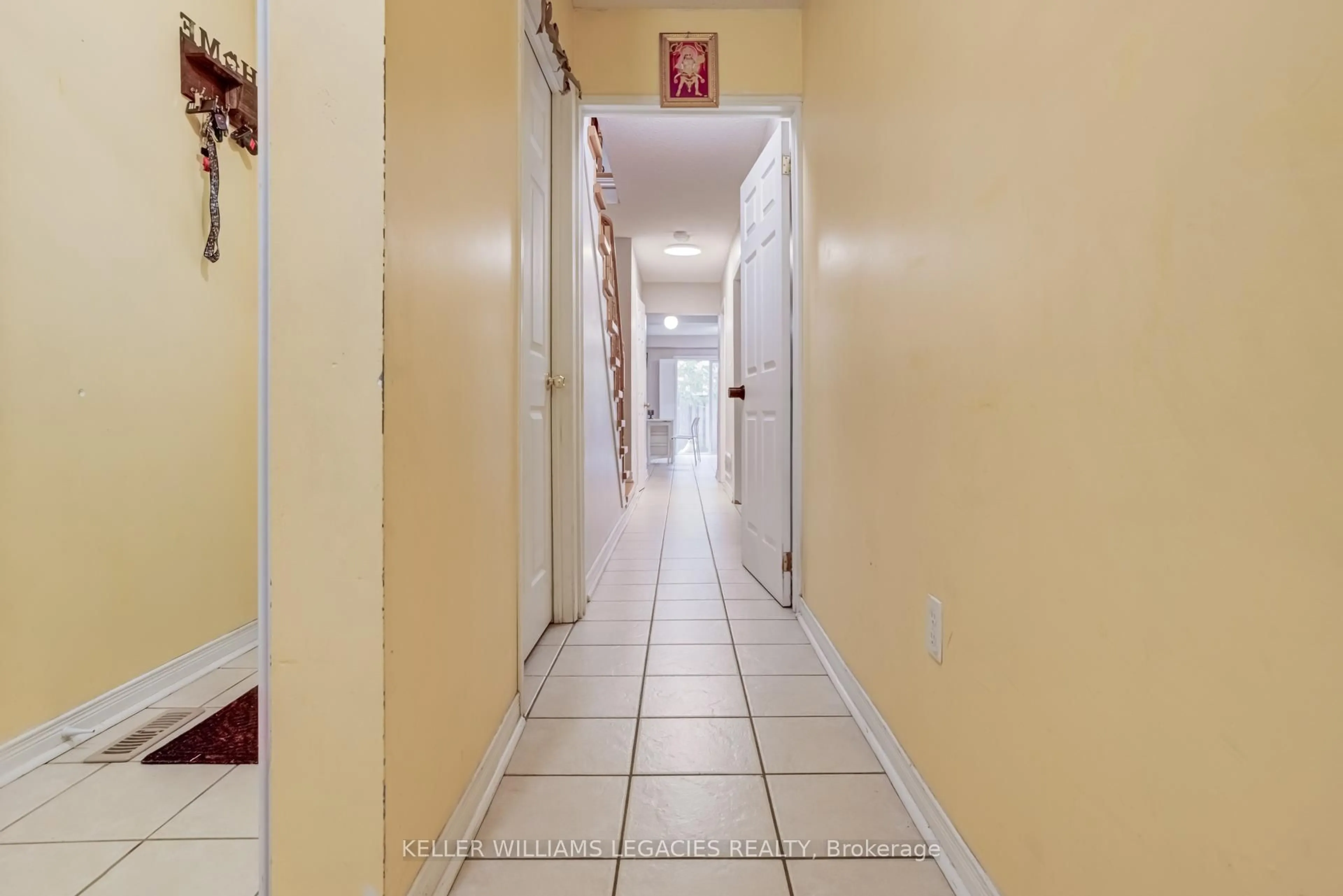 Indoor foyer for 118 Guinevere Rd, Markham Ontario L3S 4V1