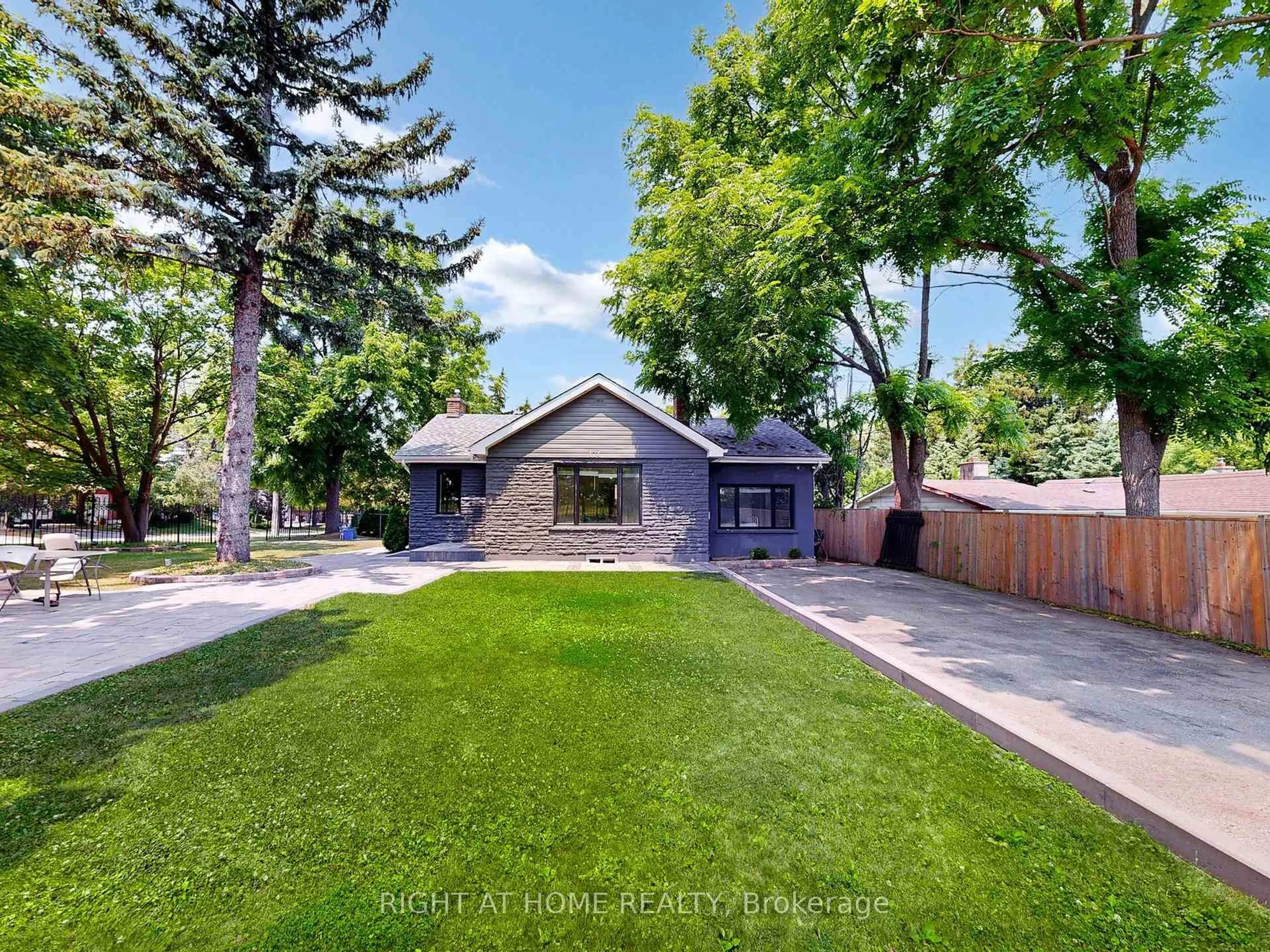 A pic from outside/outdoor area/front of a property/back of a property/a pic from drone, street for 174 LANGSTAFF Rd, Richmond Hill Ontario L4C 6N4
