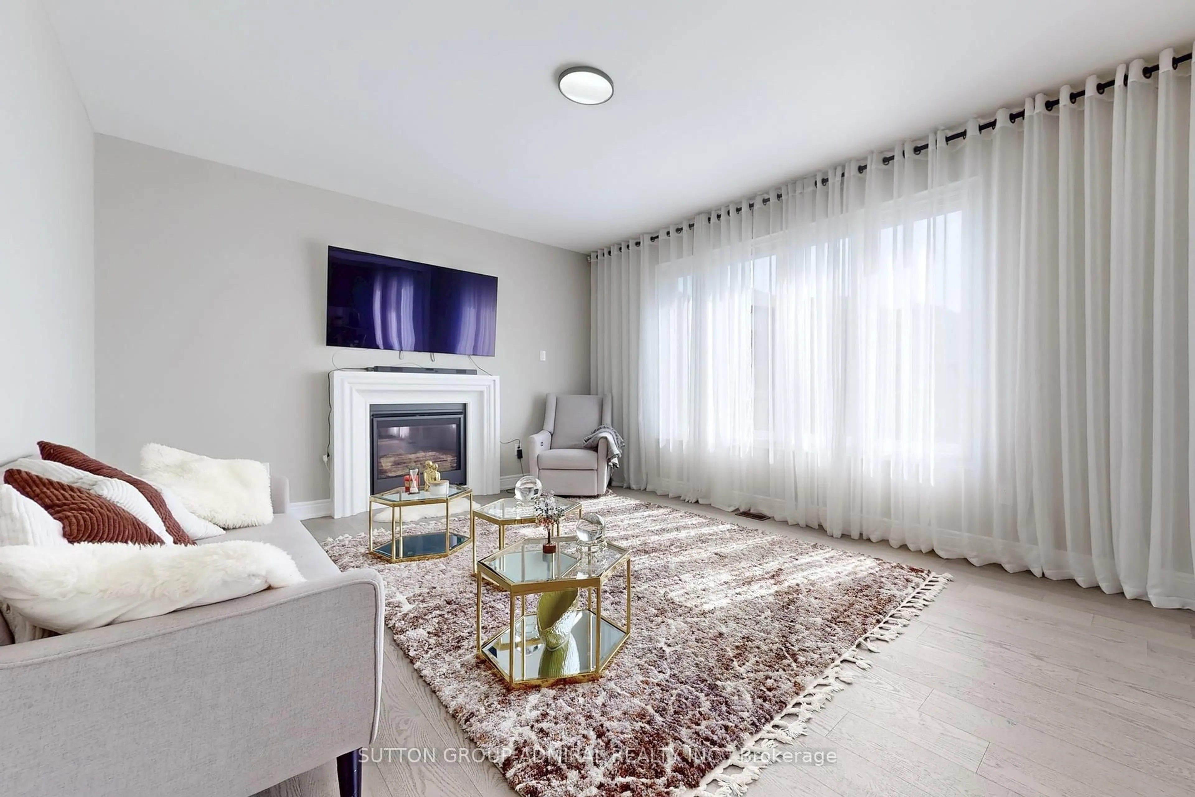 Living room with furniture, unknown for 99 Kingknoll Cres, Georgina Ontario L6Y 3E7