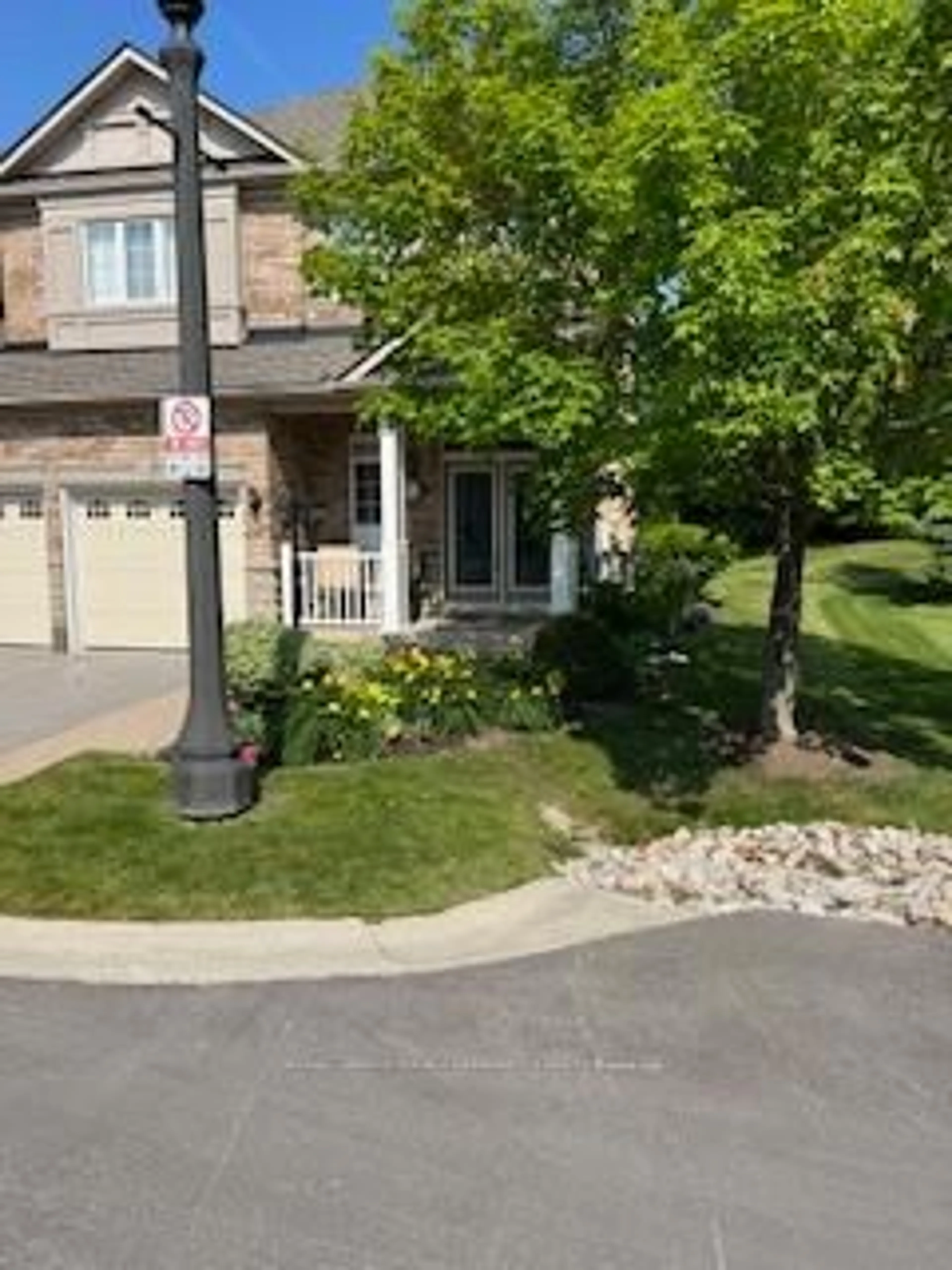 A pic from outside/outdoor area/front of a property/back of a property/a pic from drone, street for 59 Stonecliffe Cres #56, Aurora Ontario L4G 7Z7