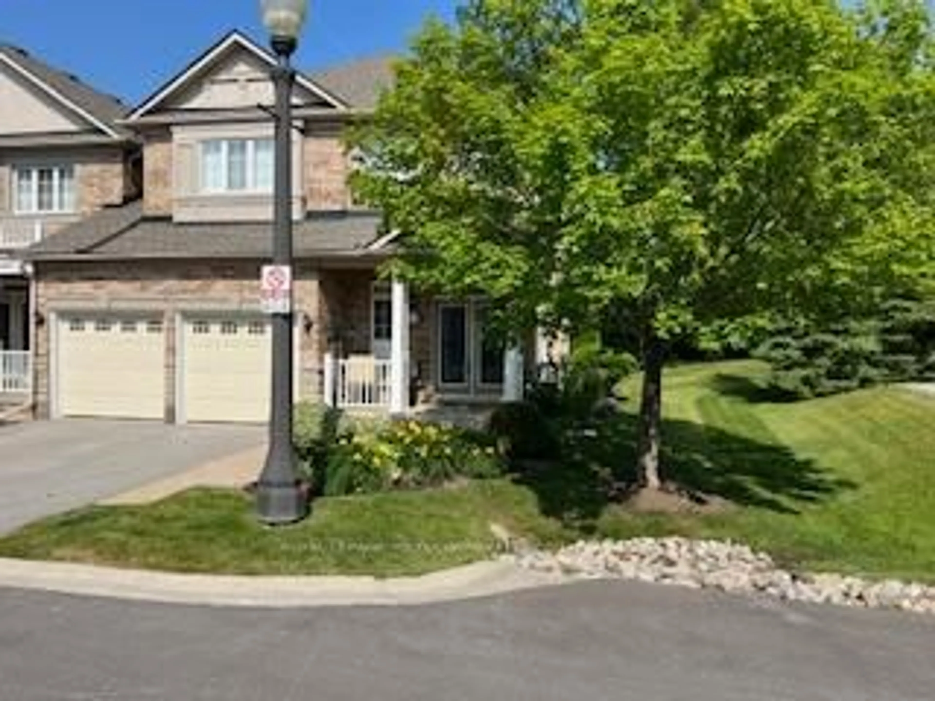 A pic from outside/outdoor area/front of a property/back of a property/a pic from drone, street for 59 Stonecliffe Cres #56, Aurora Ontario L4G 7Z7