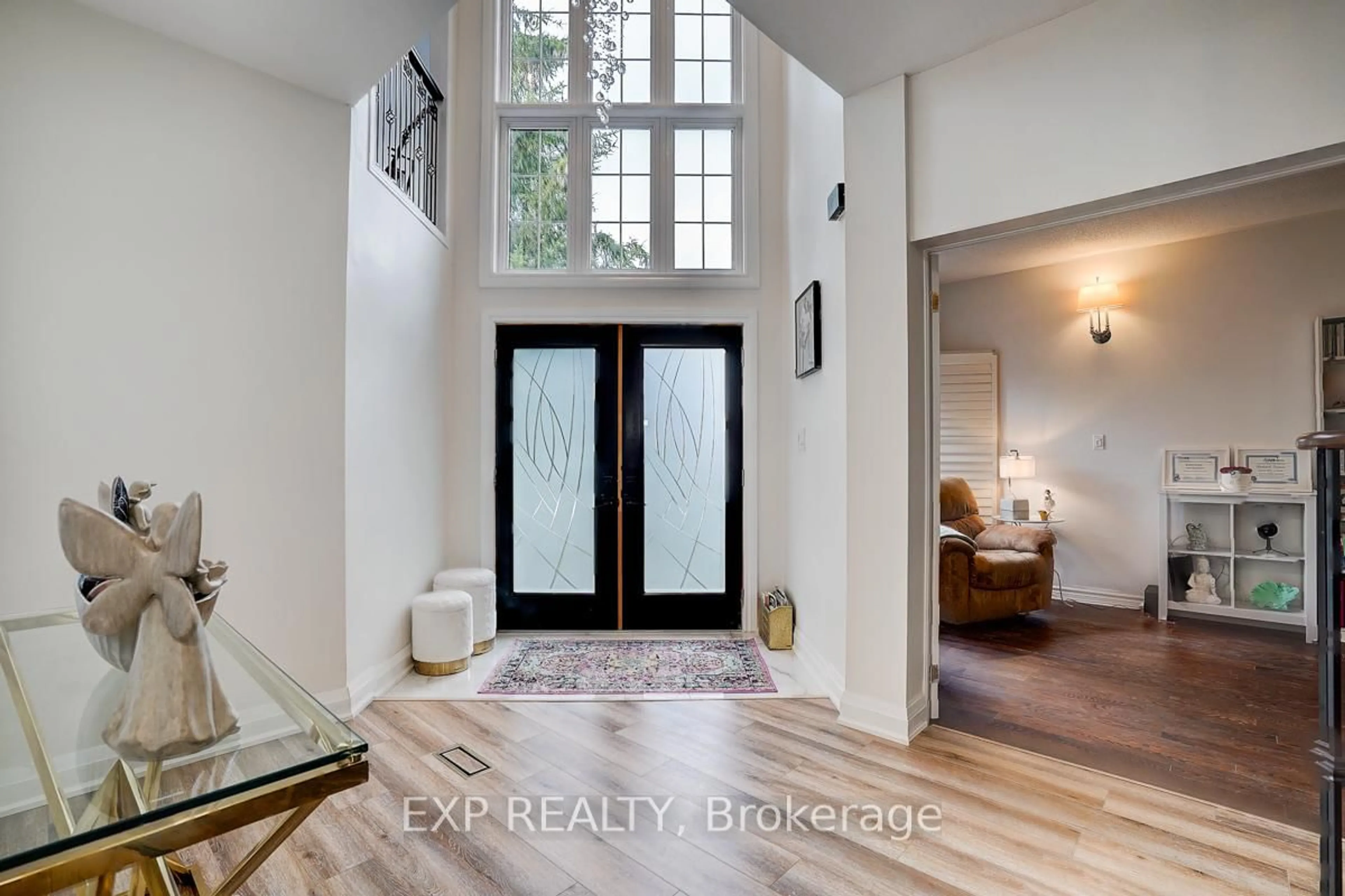 Indoor entryway for 446 Silken Laumann Dr, Newmarket Ontario L3X 2H9