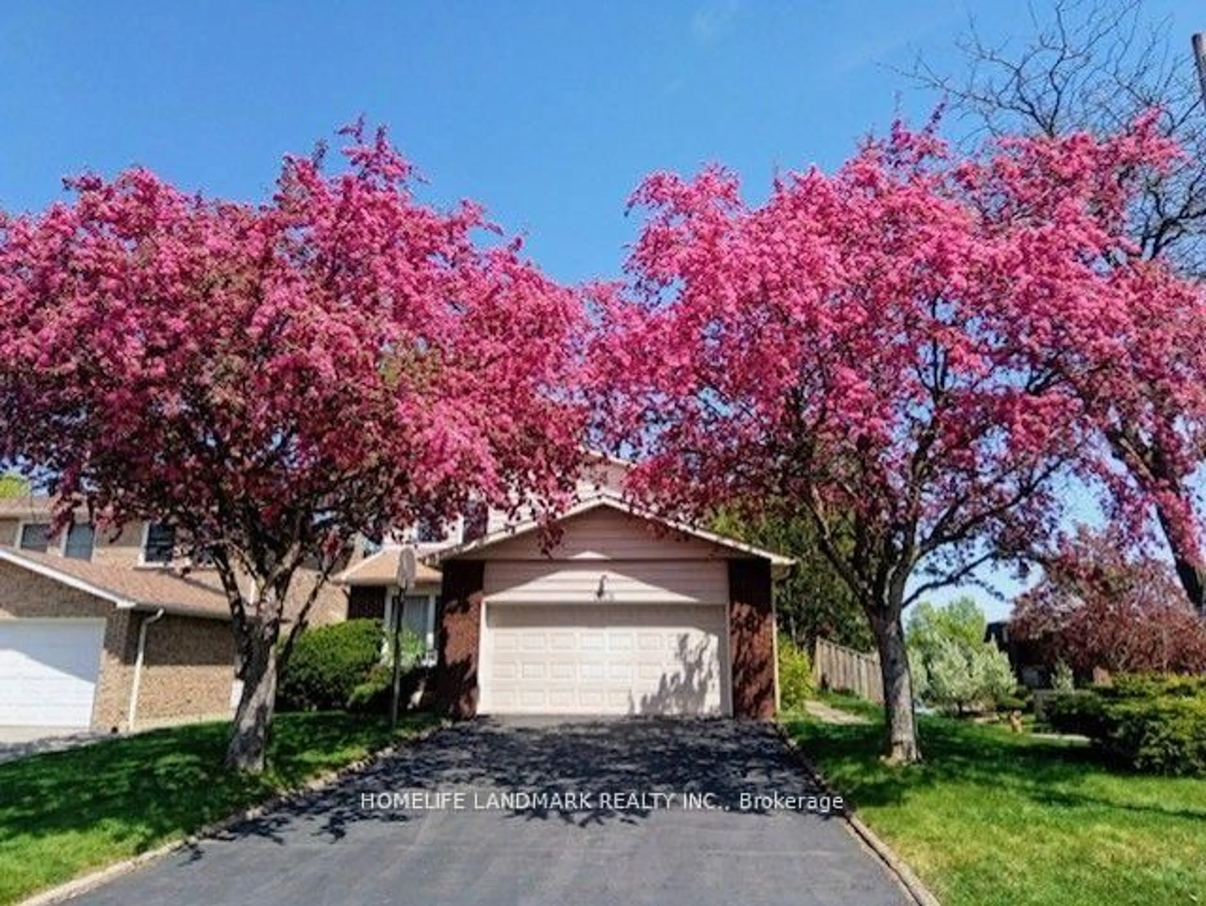 A pic from outside/outdoor area/front of a property/back of a property/a pic from drone, street for 46 Flowervale Rd, Markham Ontario L3T 4J4