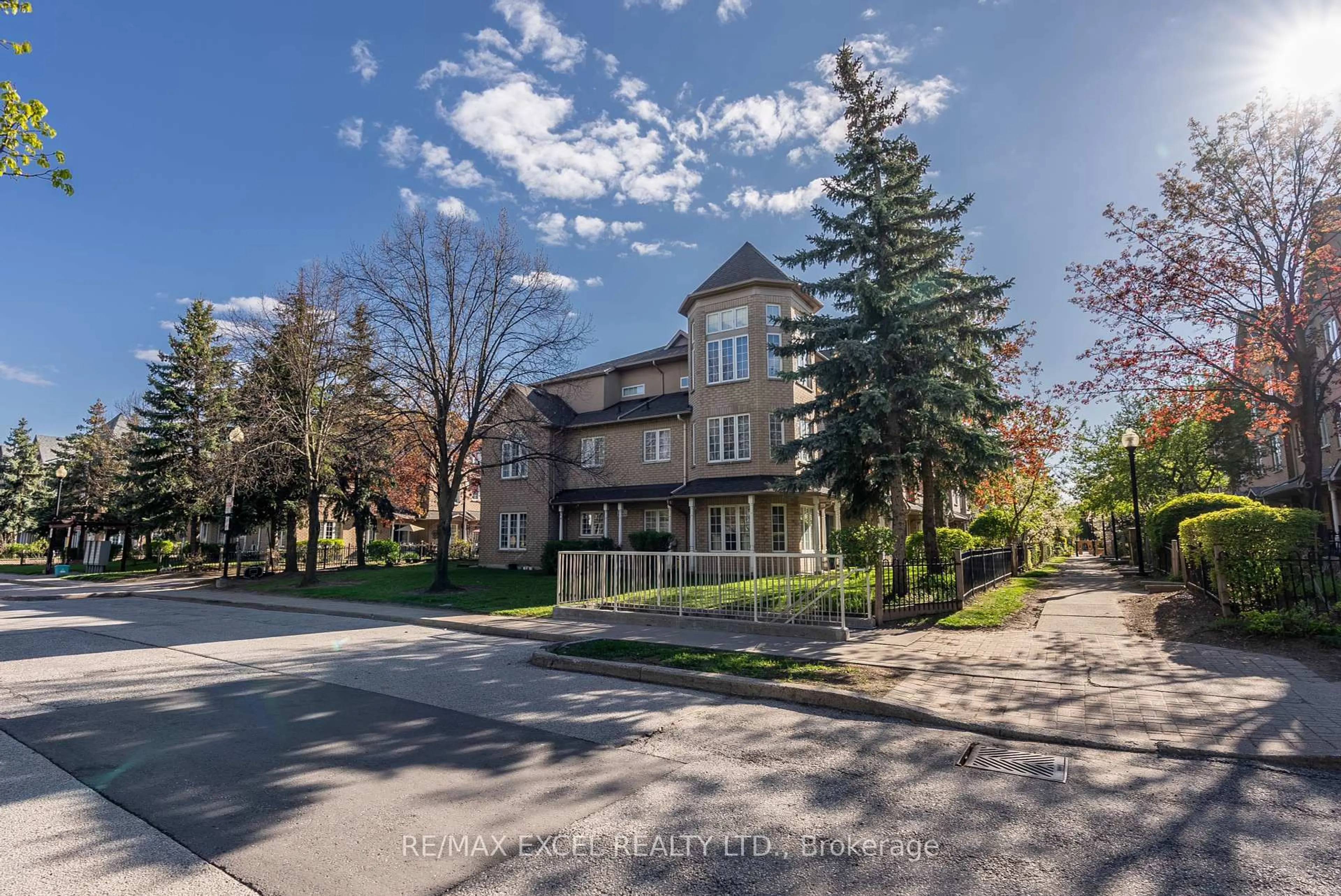 A pic from outside/outdoor area/front of a property/back of a property/a pic from drone, street for 23 St Moritz Way #16, Markham Ontario L3R 4G4