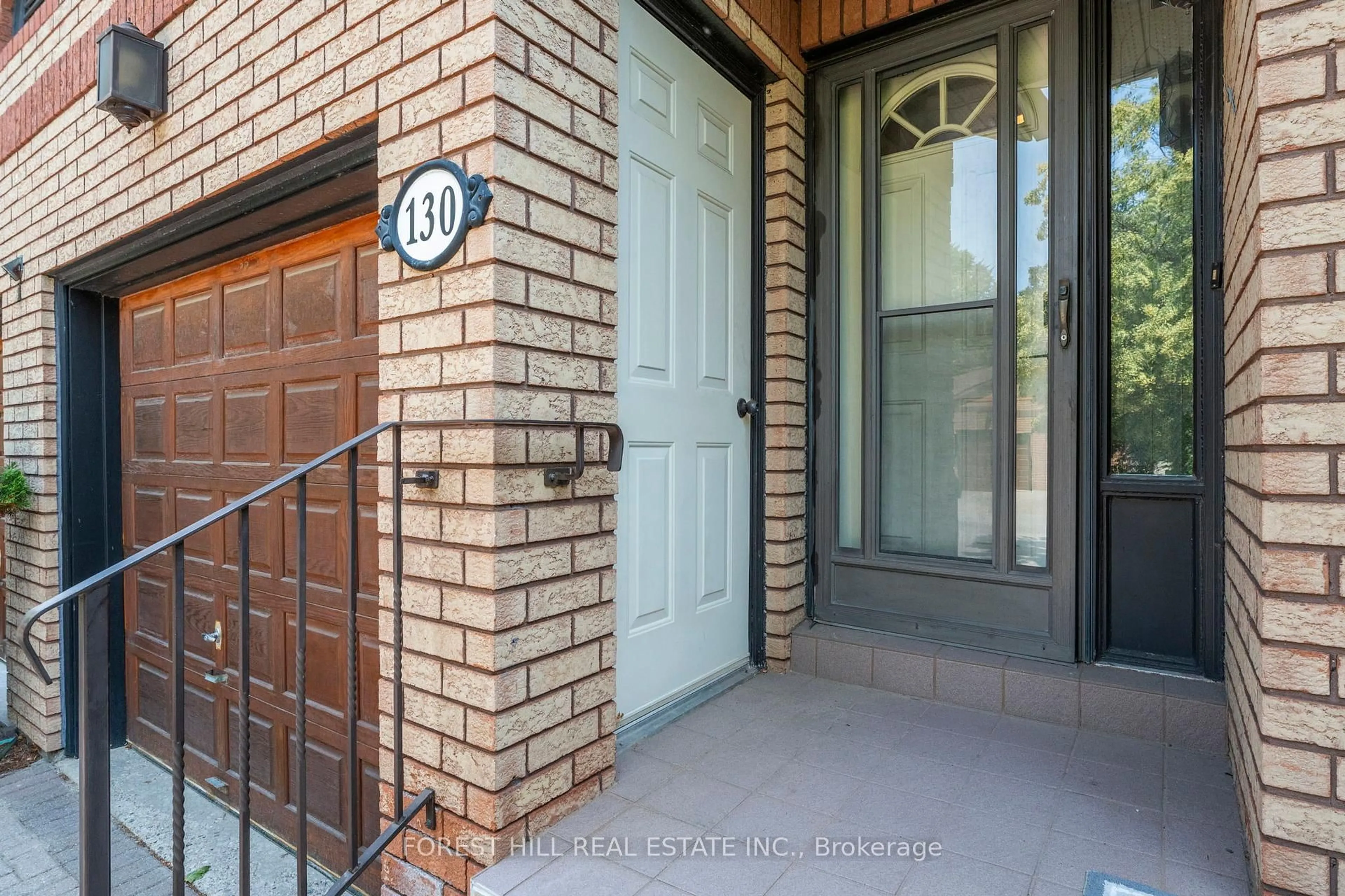 Indoor entryway for 130 Green Briar Rd, New Tecumseth Ontario L9R 1S2