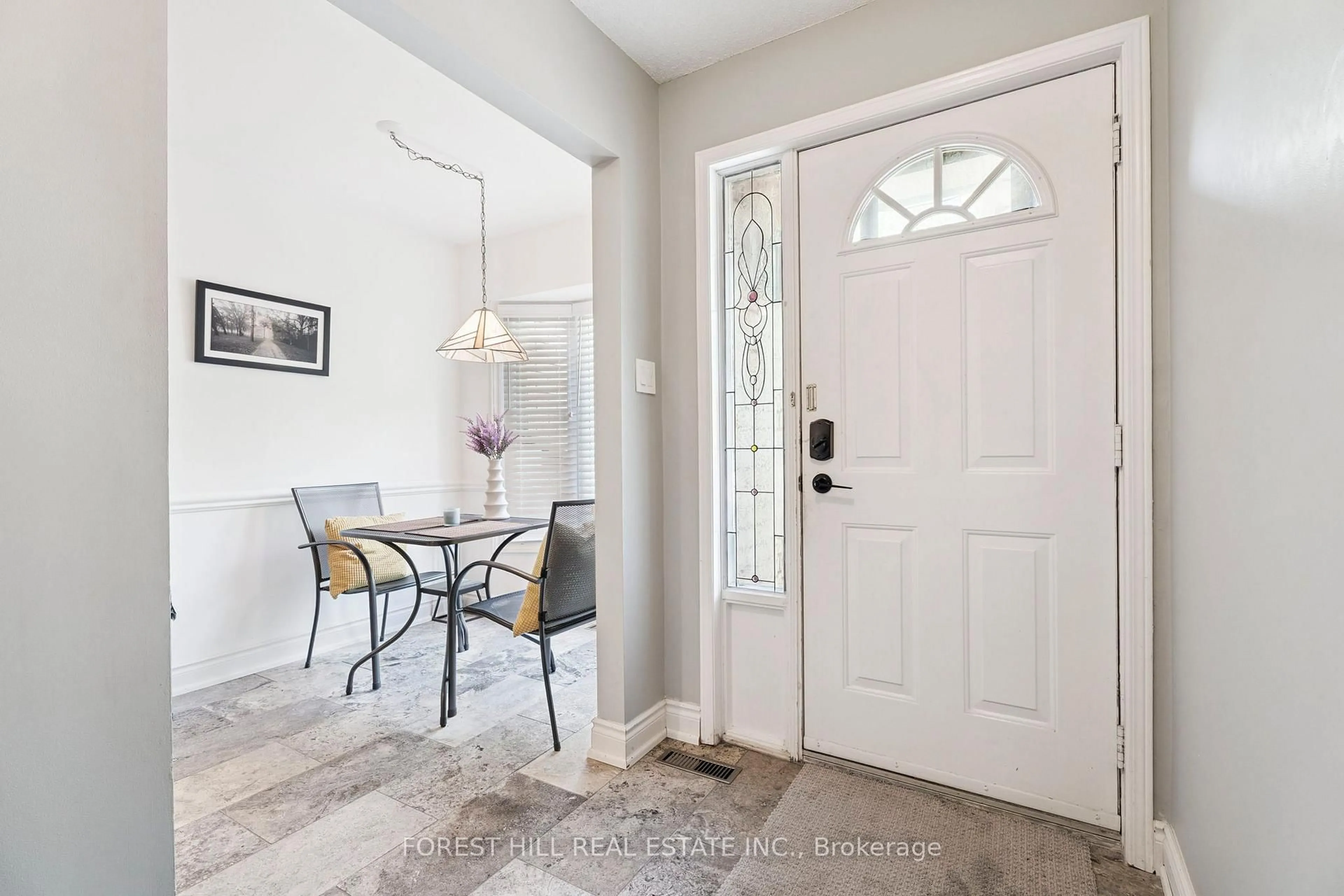 Indoor entryway for 130 Green Briar Rd, New Tecumseth Ontario L9R 1S2