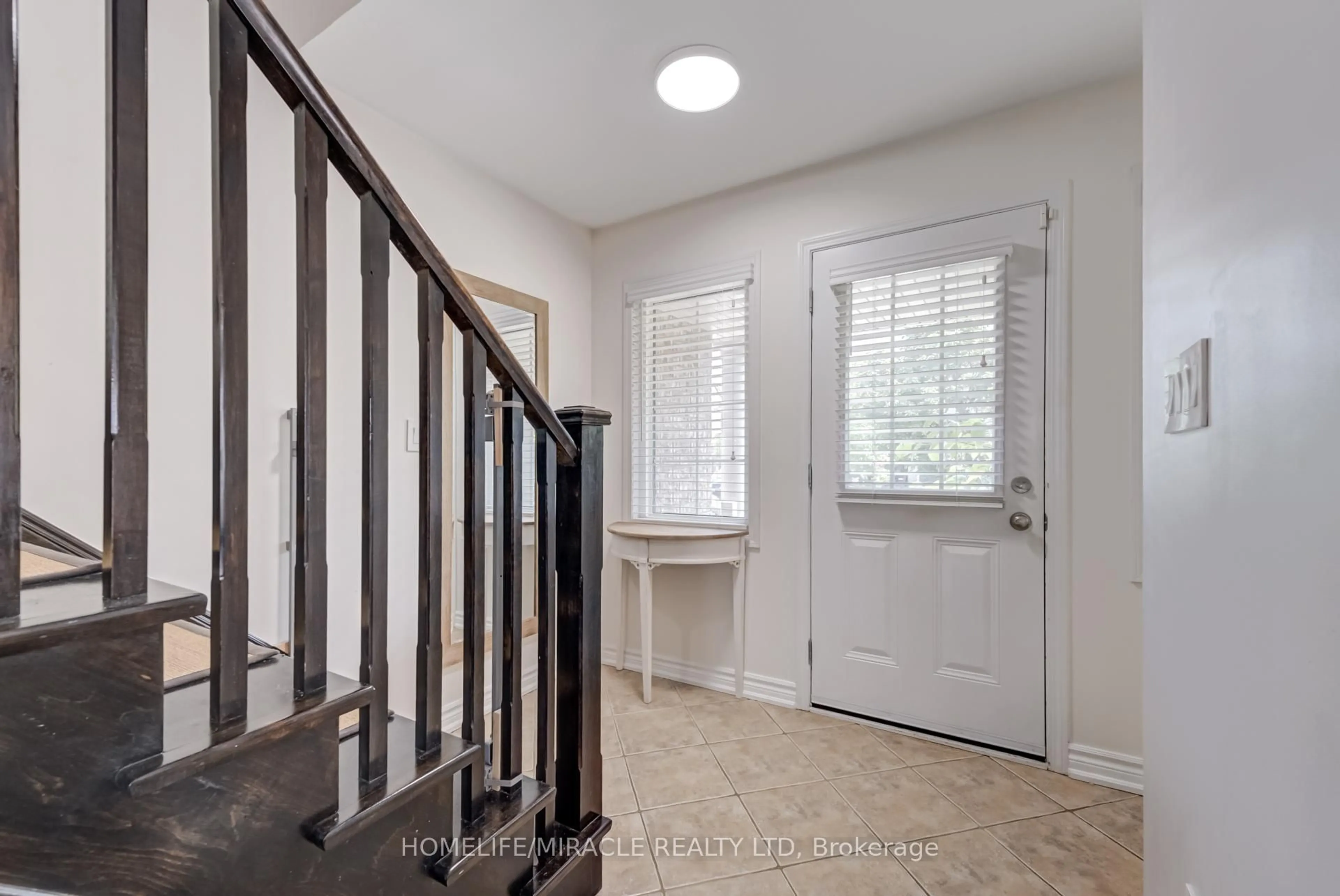 Indoor entryway for 75 Kidd Cres, New Tecumseth Ontario L9R 0E1