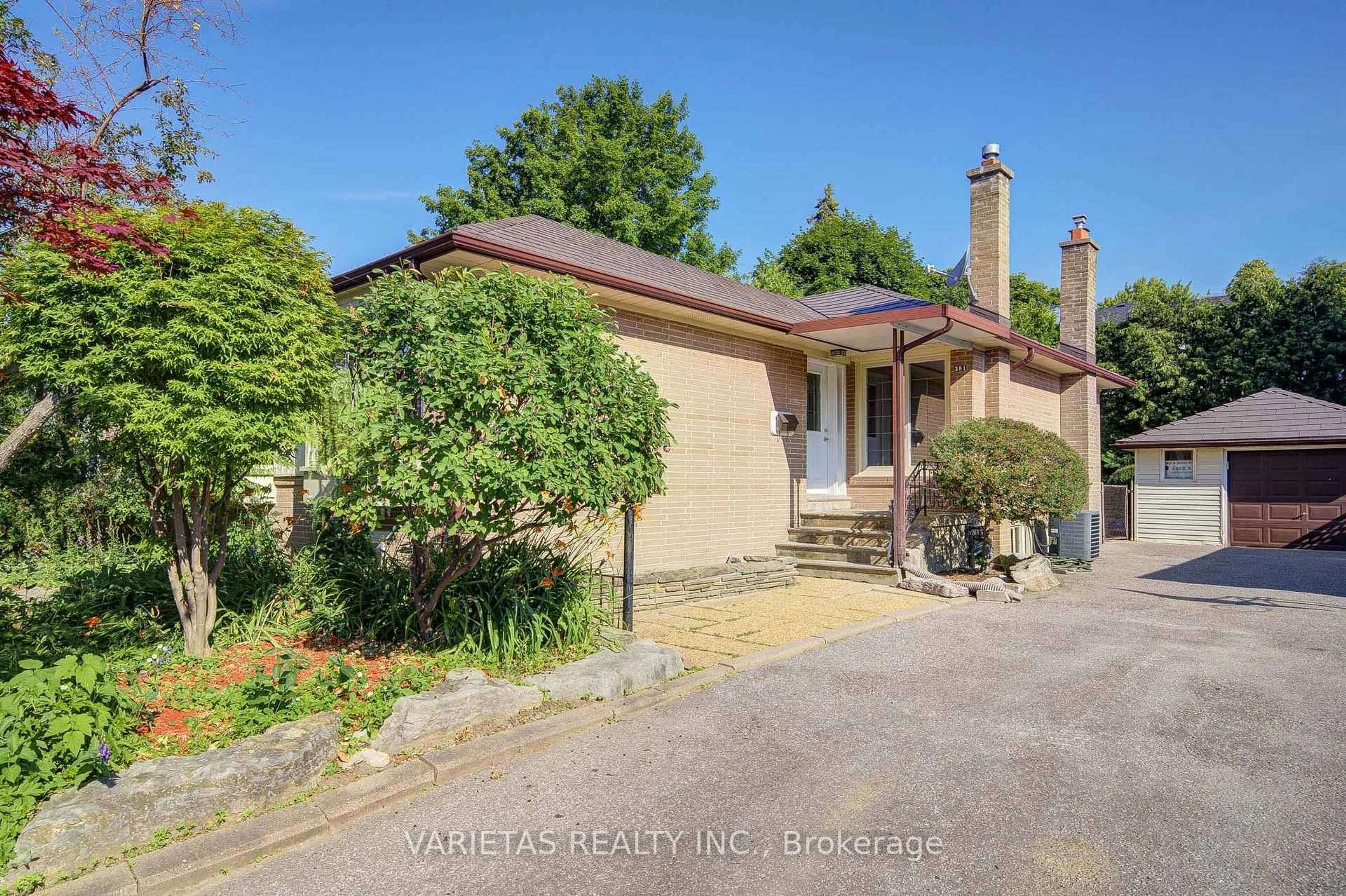 A pic from outside/outdoor area/front of a property/back of a property/a pic from drone, street for 381 Centre St, Richmond Hill Ontario L4C 1B5