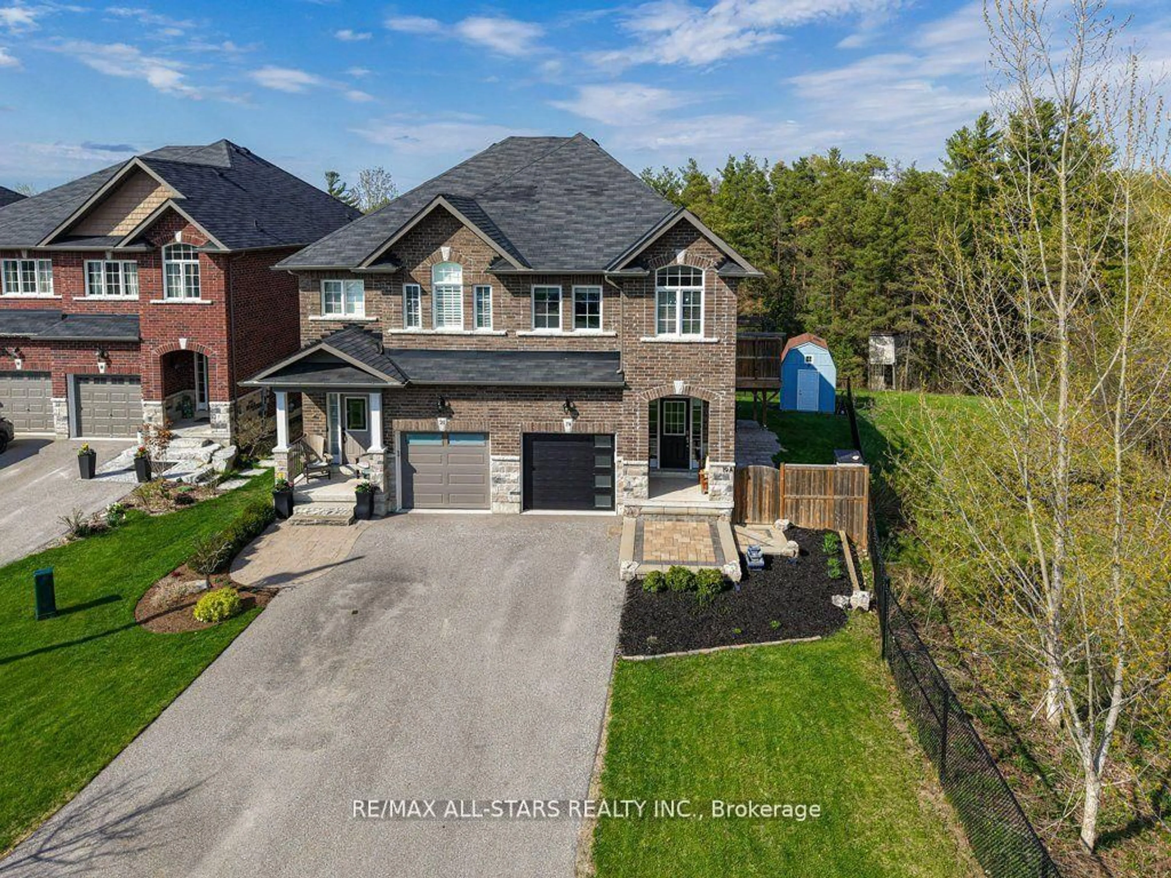 A pic from outside/outdoor area/front of a property/back of a property/a pic from drone, street for 19 Michael Cummings Crt, Uxbridge Ontario L9P 0E6
