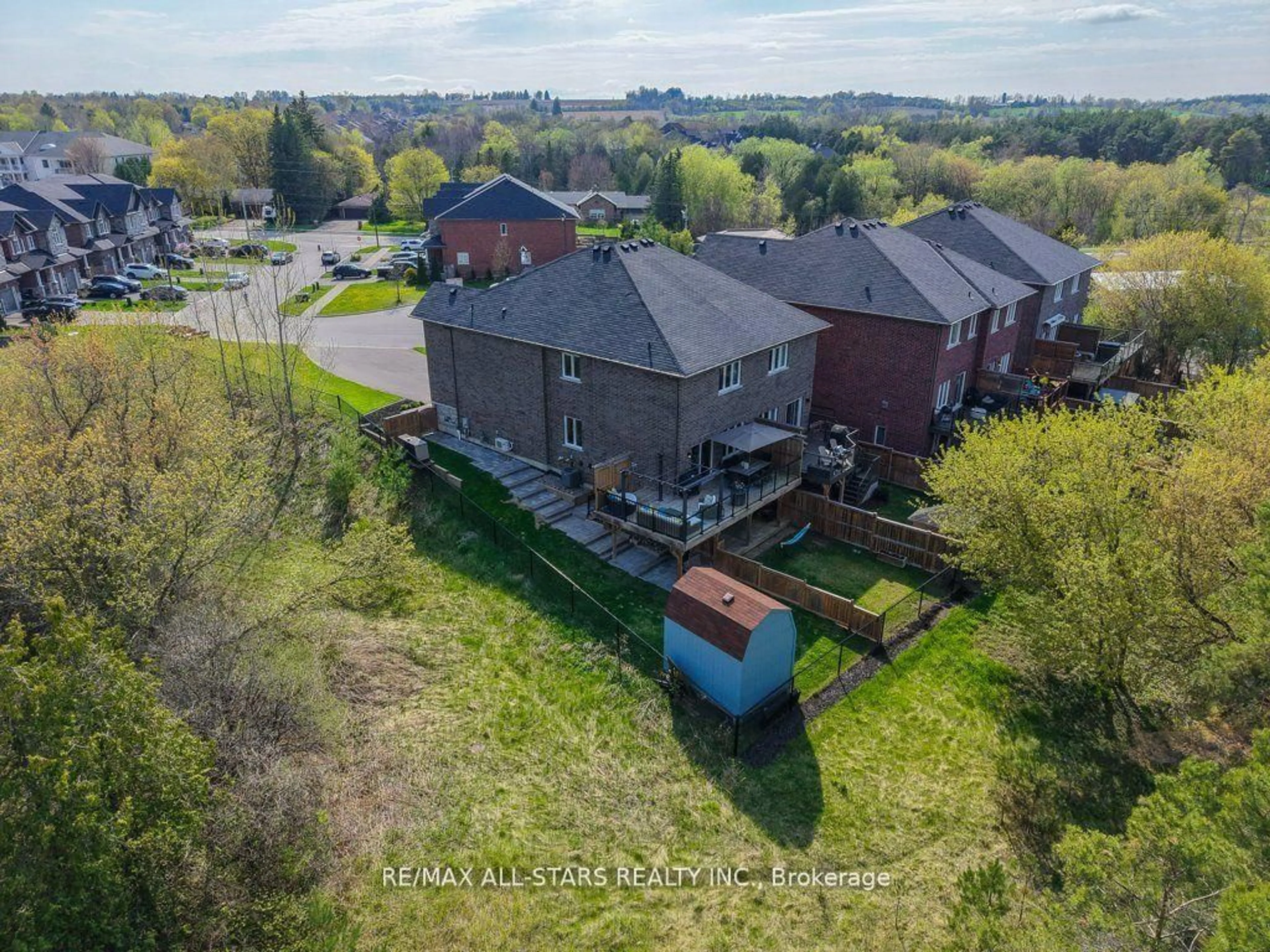 A pic from outside/outdoor area/front of a property/back of a property/a pic from drone, unknown for 19 Michael Cummings Crt, Uxbridge Ontario L9P 0E6