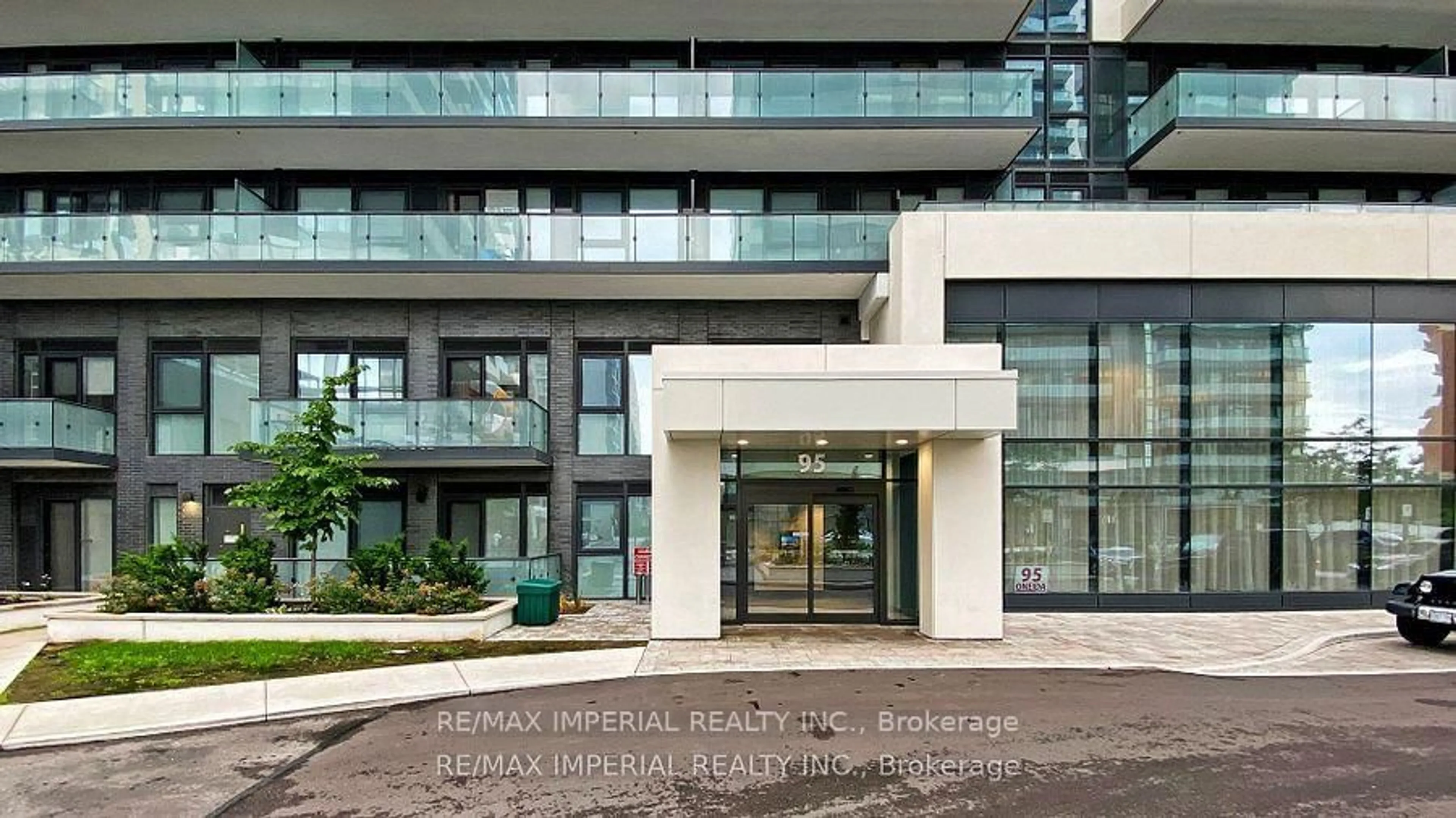 Indoor foyer for 95 Oneida Cres #2207, Richmond Hill Ontario L4B 0H5
