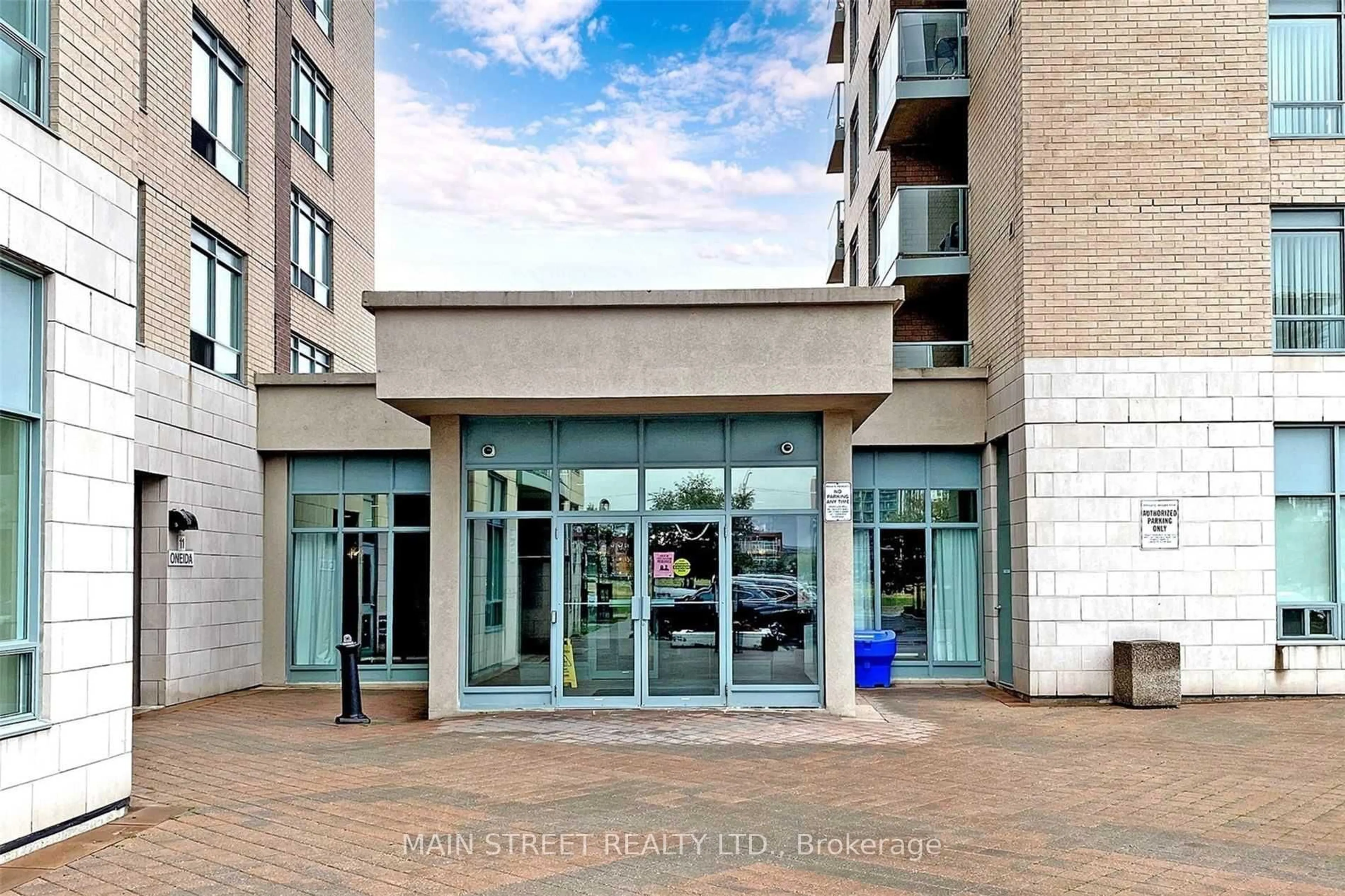 Indoor foyer for 23 Oneida Cres #712, Richmond Hill Ontario L4B 0A2