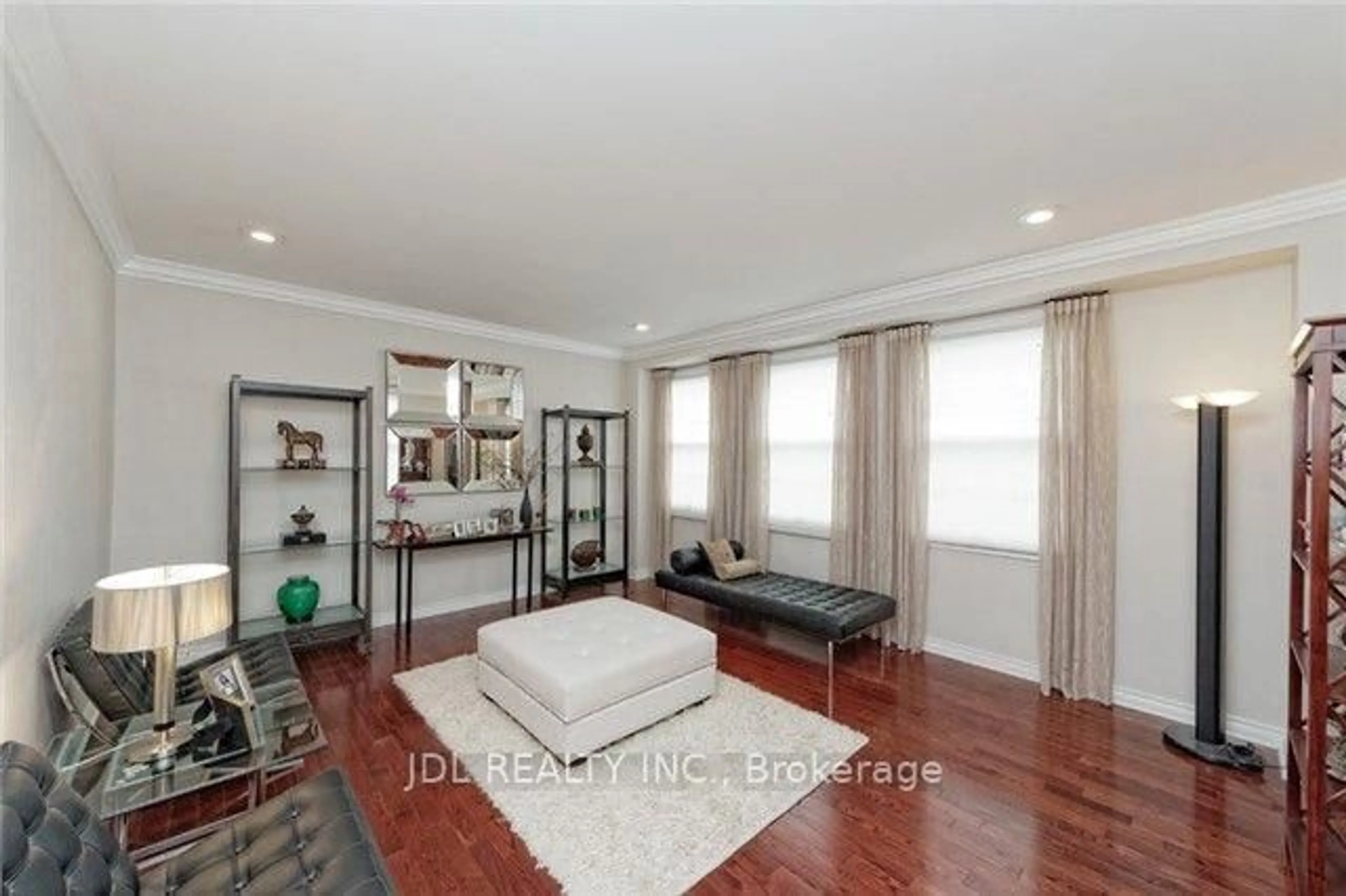 Living room with furniture, wood/laminate floor for 22 Hillholm Blvd, Richmond Hill Ontario L4B 2J3