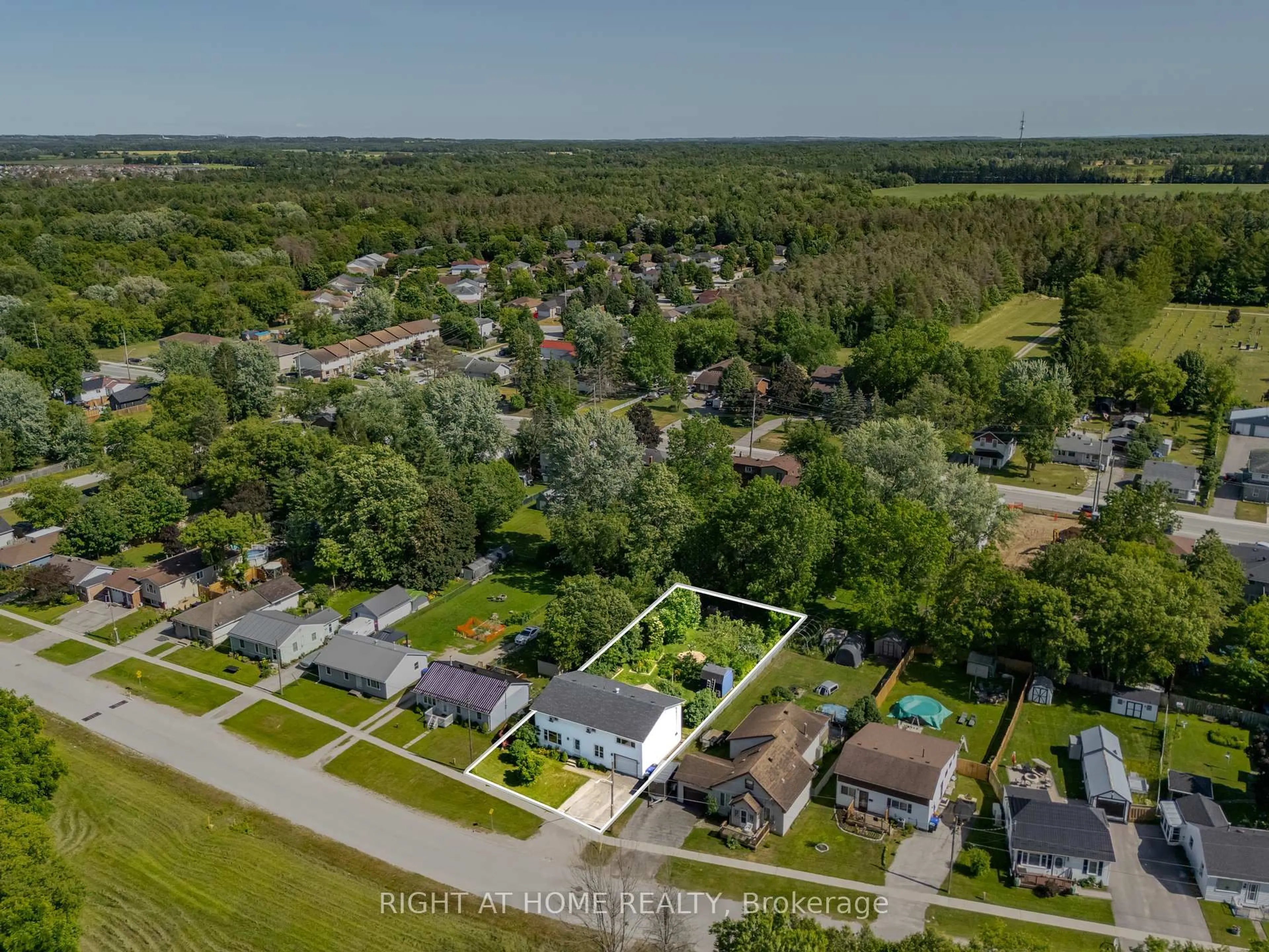 A pic from outside/outdoor area/front of a property/back of a property/a pic from drone, street for 118 Queen St, Essa Ontario L0M 1B0