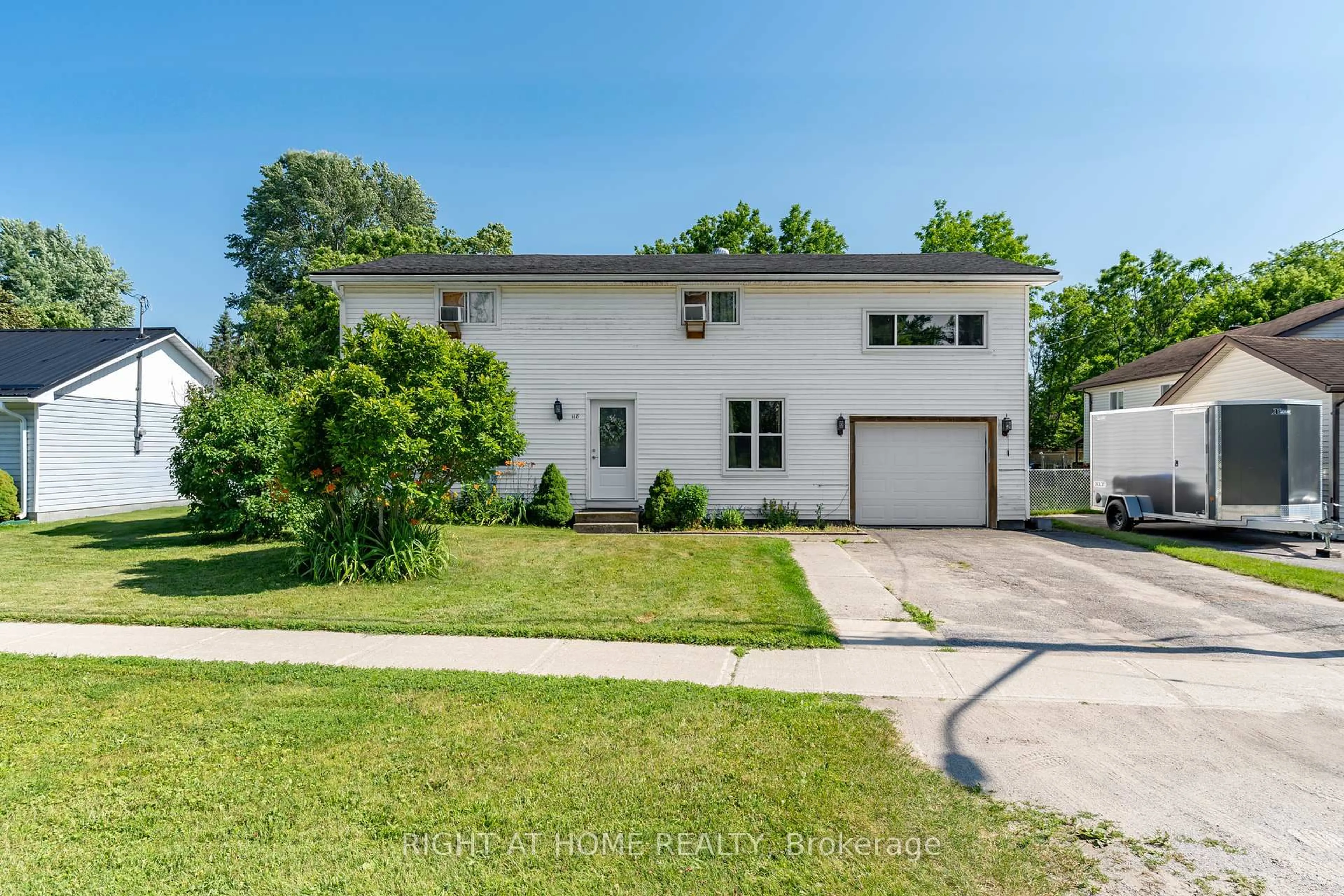 A pic from outside/outdoor area/front of a property/back of a property/a pic from drone, street for 118 Queen St, Essa Ontario L0M 1B0
