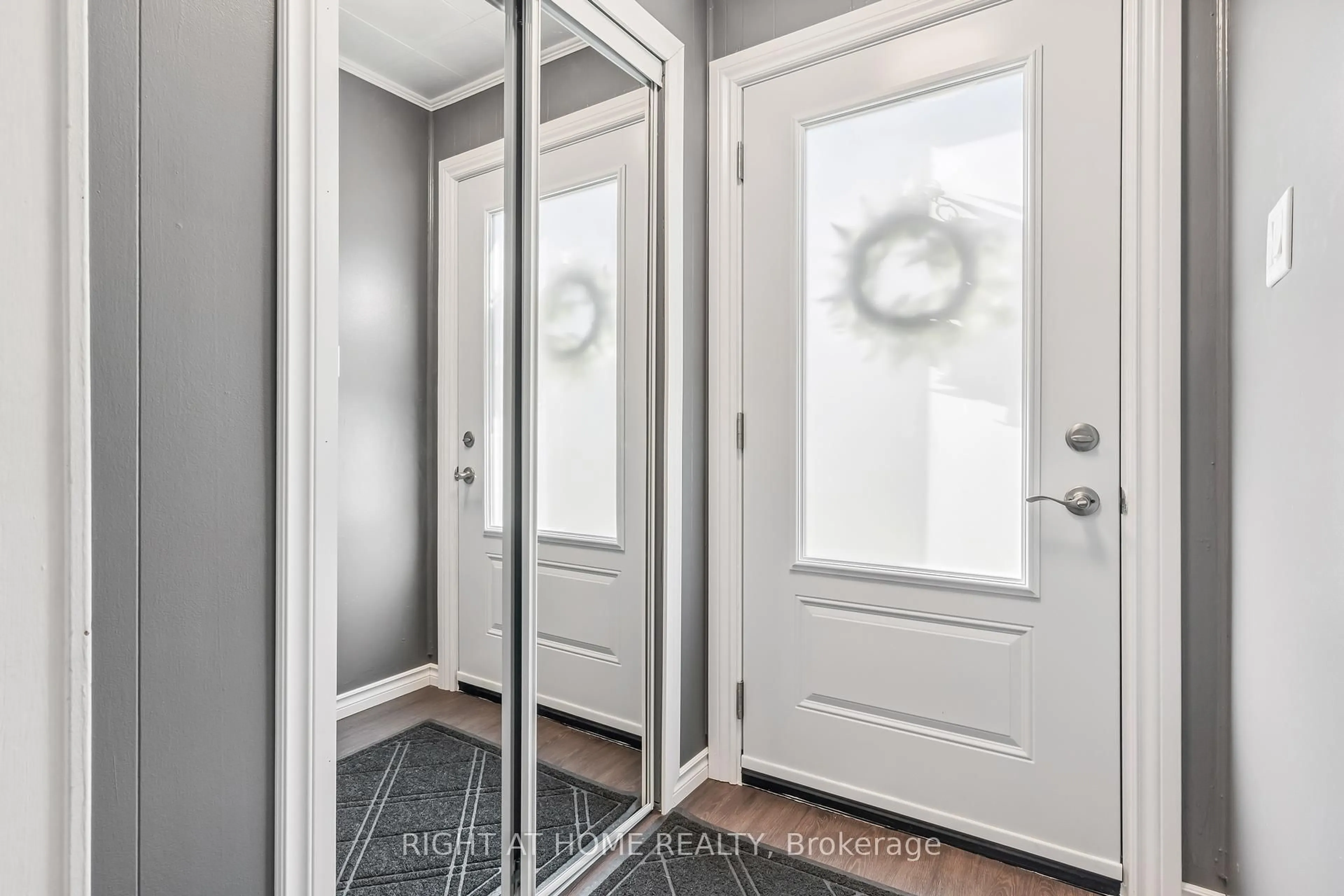 Indoor entryway for 118 Queen St, Essa Ontario L0M 1B0