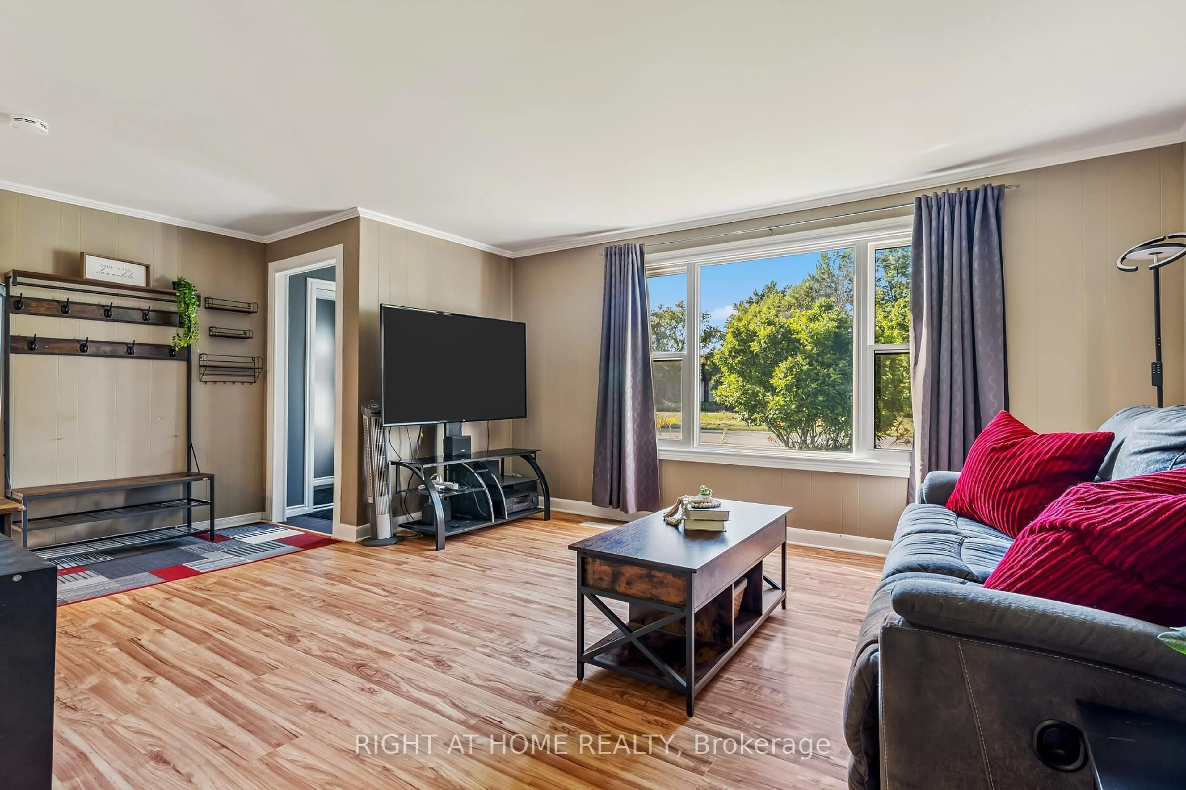 Living room with furniture, wood/laminate floor for 118 Queen St, Essa Ontario L0M 1B0