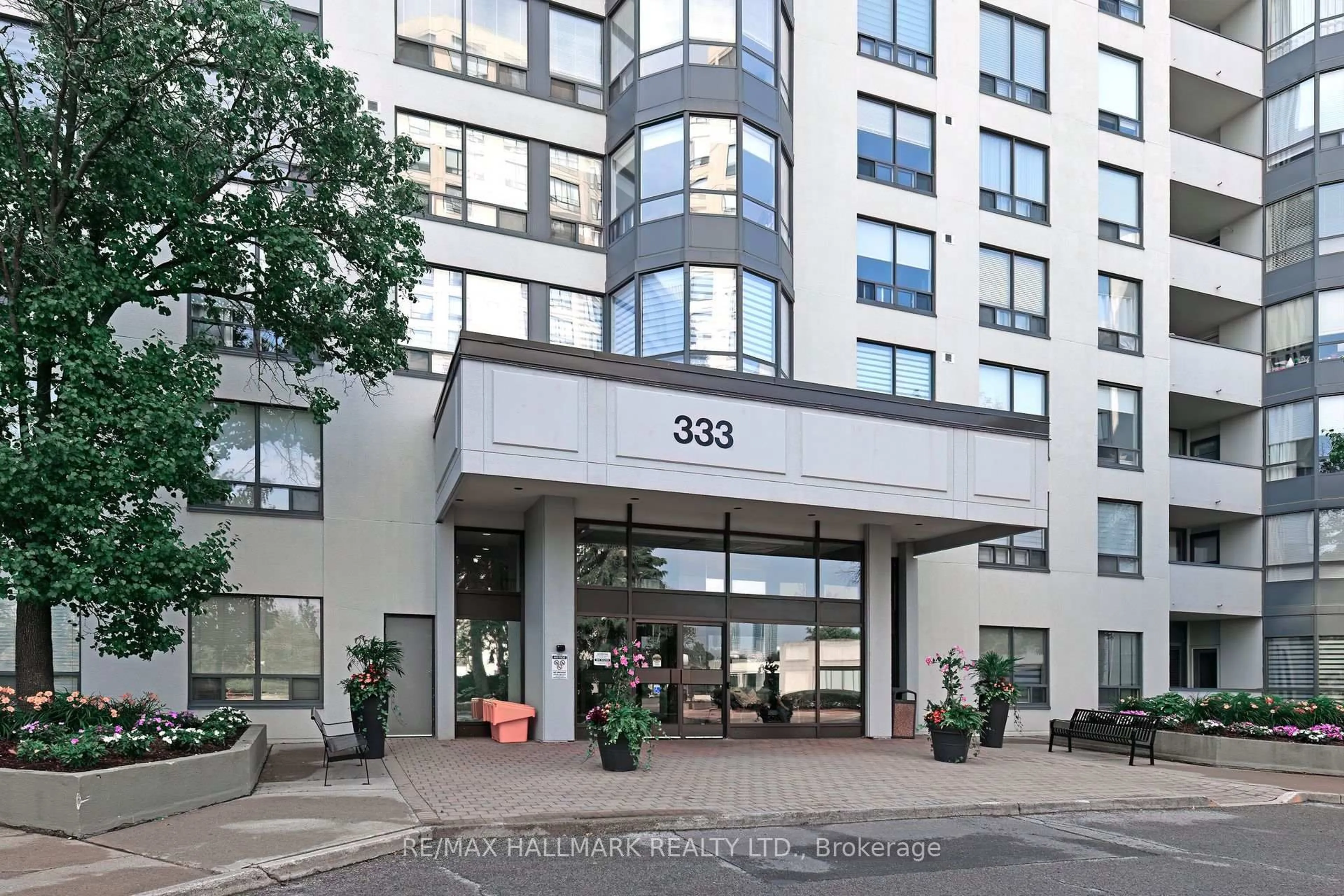 Indoor foyer for 333 Clark Ave #105, Vaughan Ontario L4J 7K4