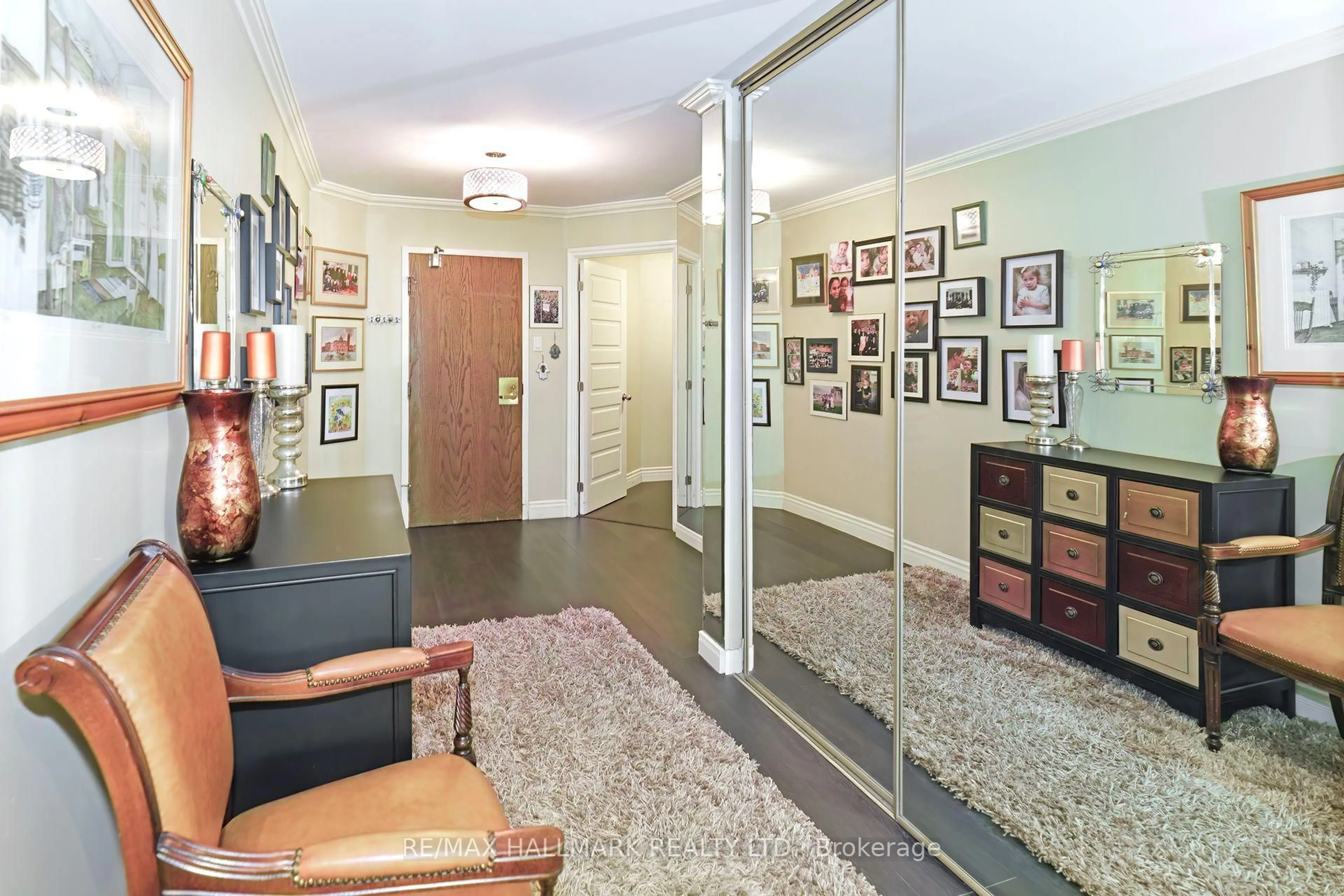 Indoor foyer for 333 Clark Ave #105, Vaughan Ontario L4J 7K4