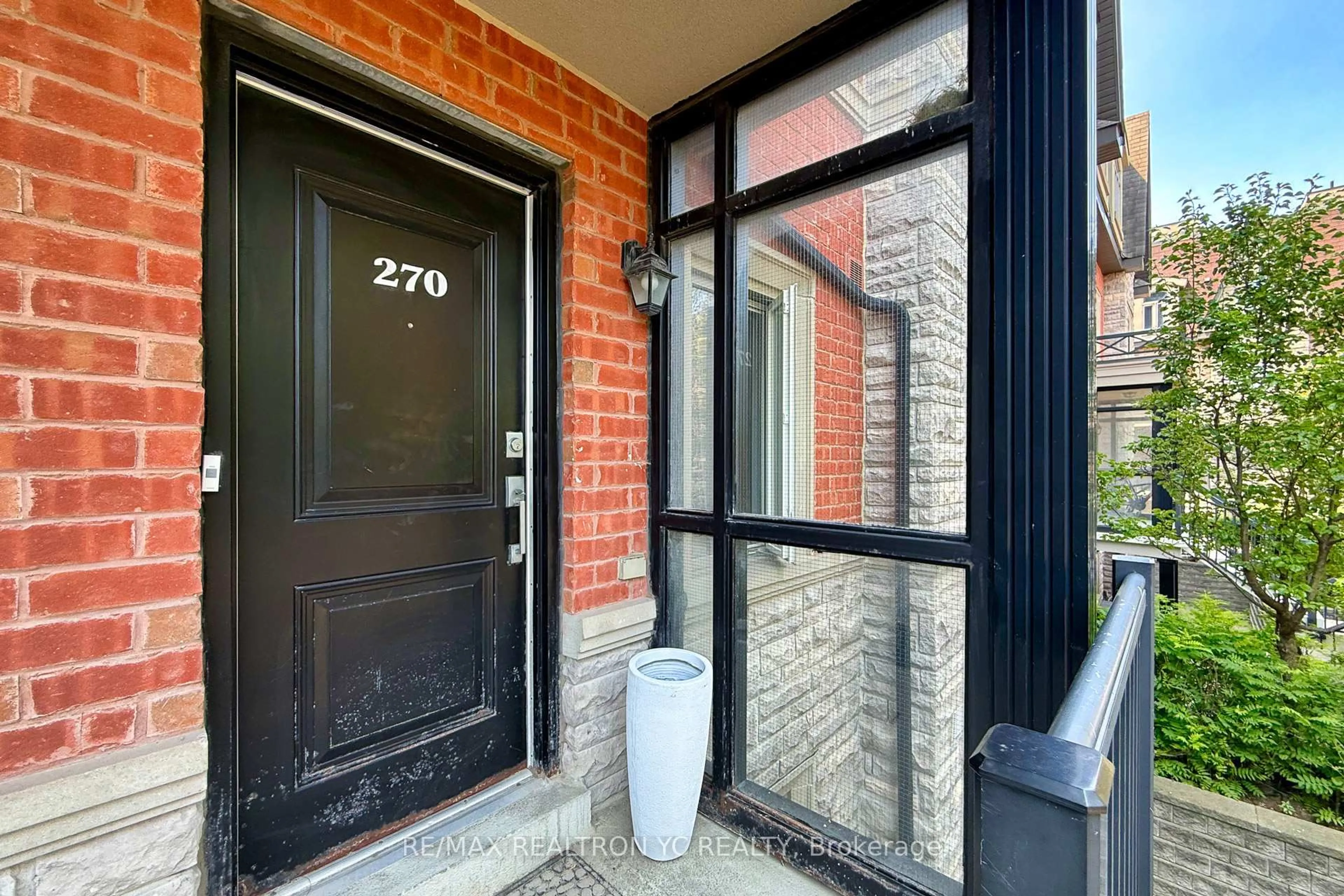 Indoor entryway for 322 John St #270, Markham Ontario L3T 0B1