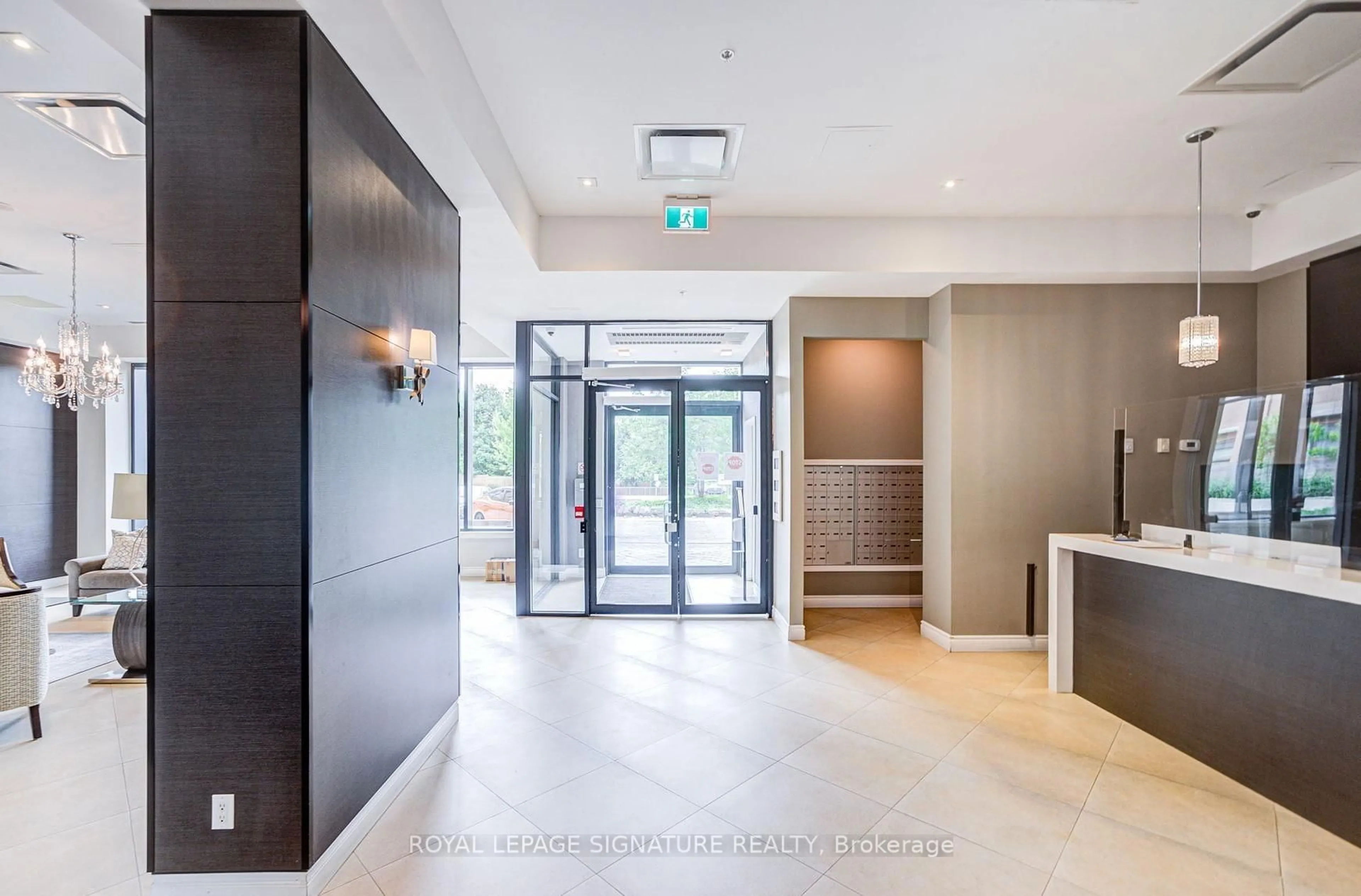 Indoor foyer for 11611 Yonge St #610, Richmond Hill Ontario L4E 1G2