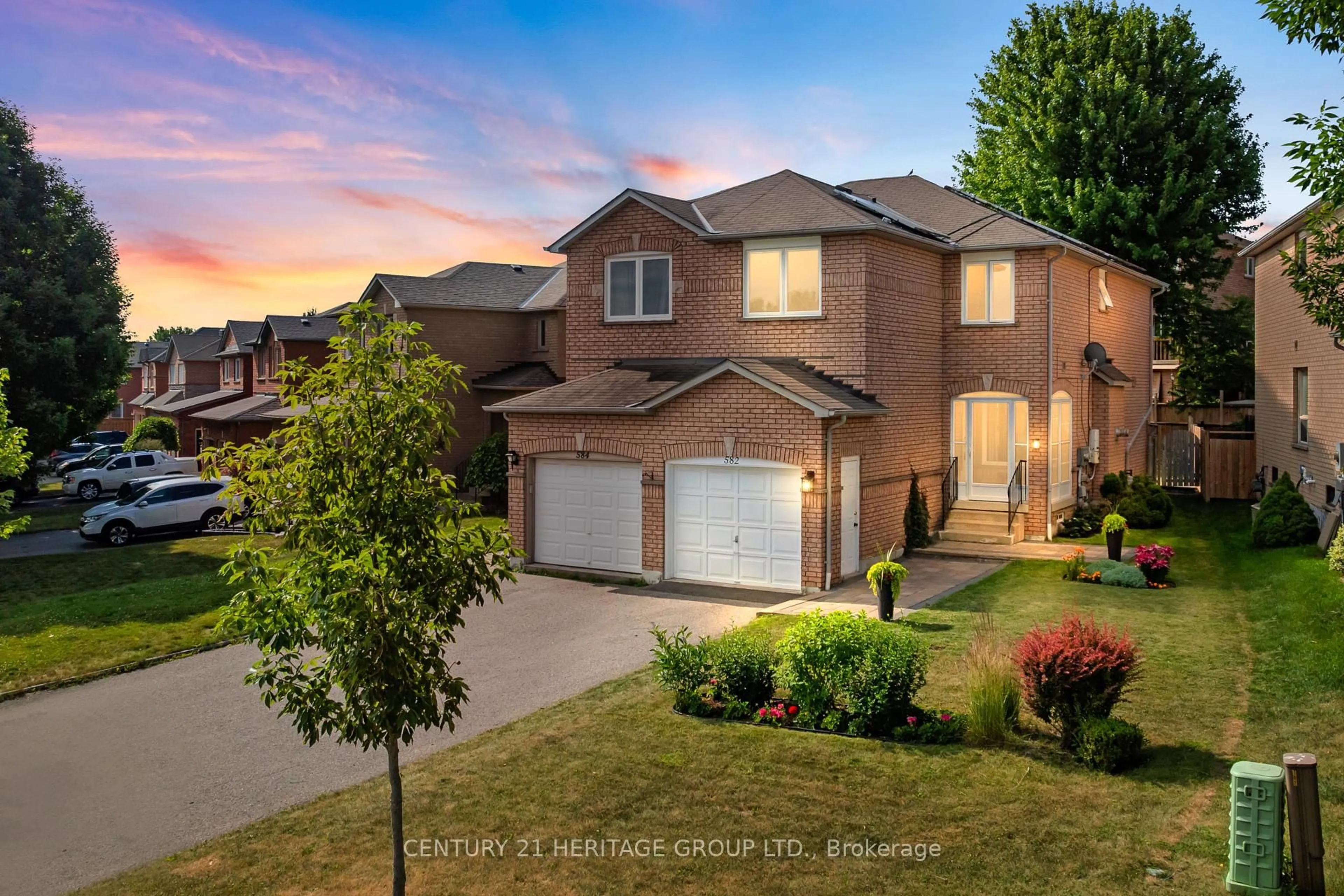 A pic from outside/outdoor area/front of a property/back of a property/a pic from drone, street for 582 Walpole Cres, Newmarket Ontario L3X 2B4