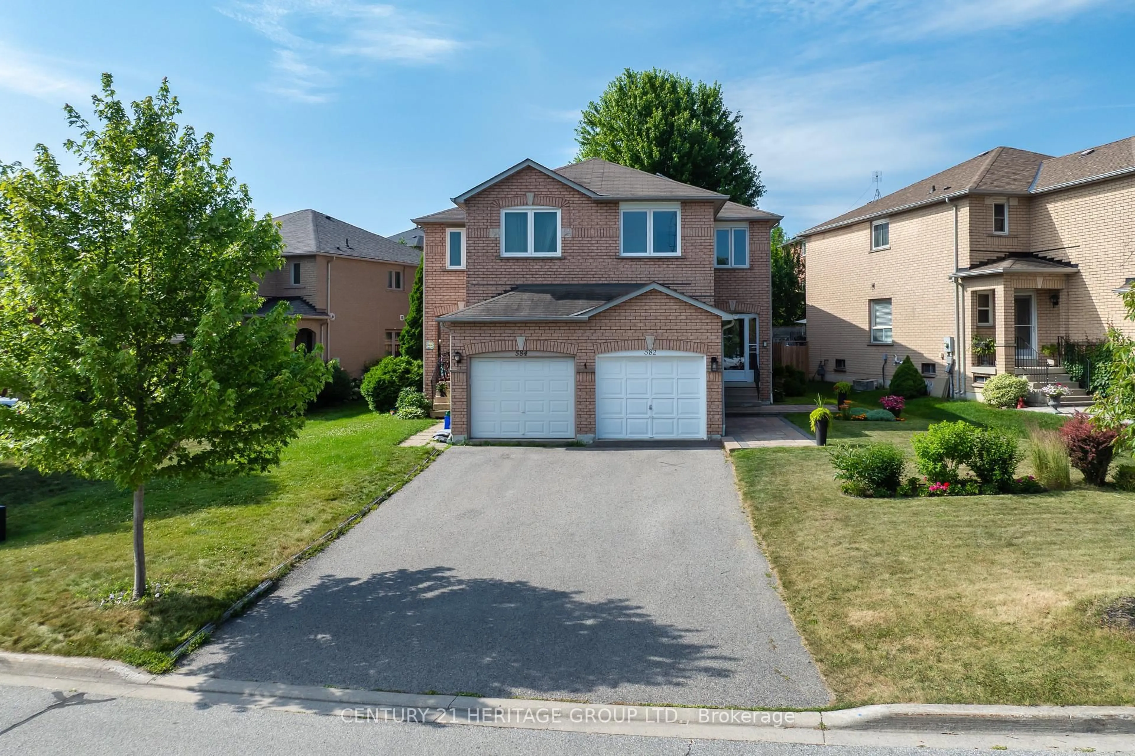 A pic from outside/outdoor area/front of a property/back of a property/a pic from drone, street for 582 Walpole Cres, Newmarket Ontario L3X 2B4