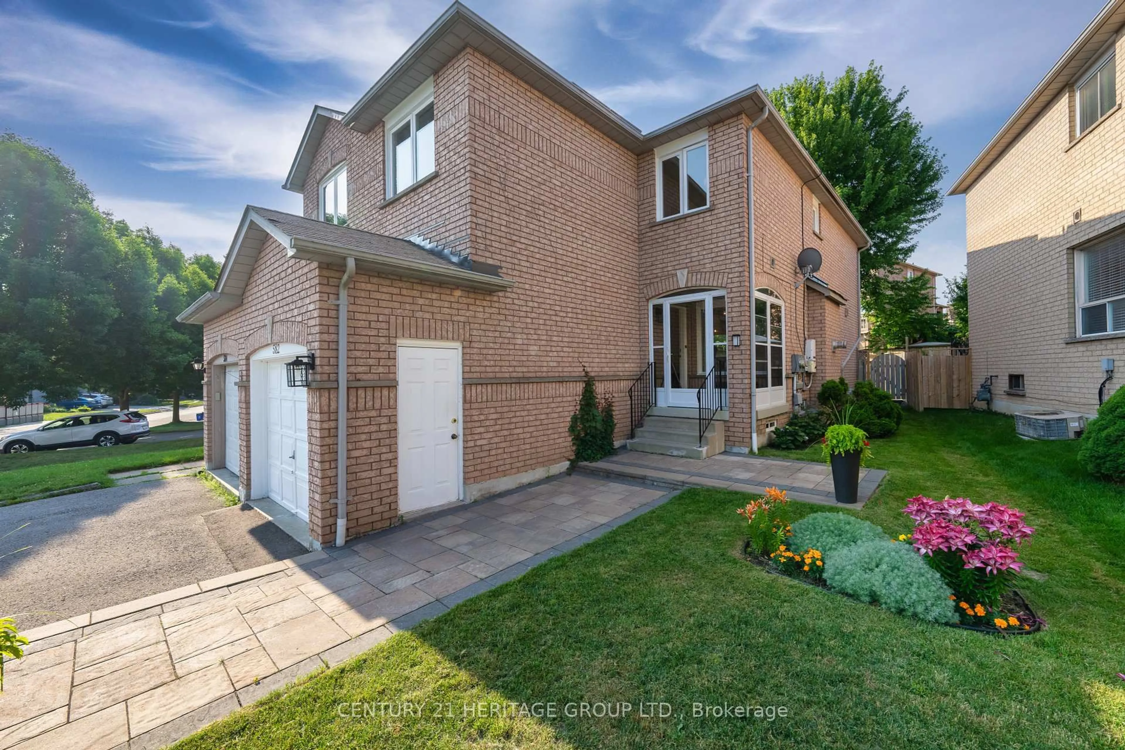 Home with brick exterior material, street for 582 Walpole Cres, Newmarket Ontario L3X 2B4