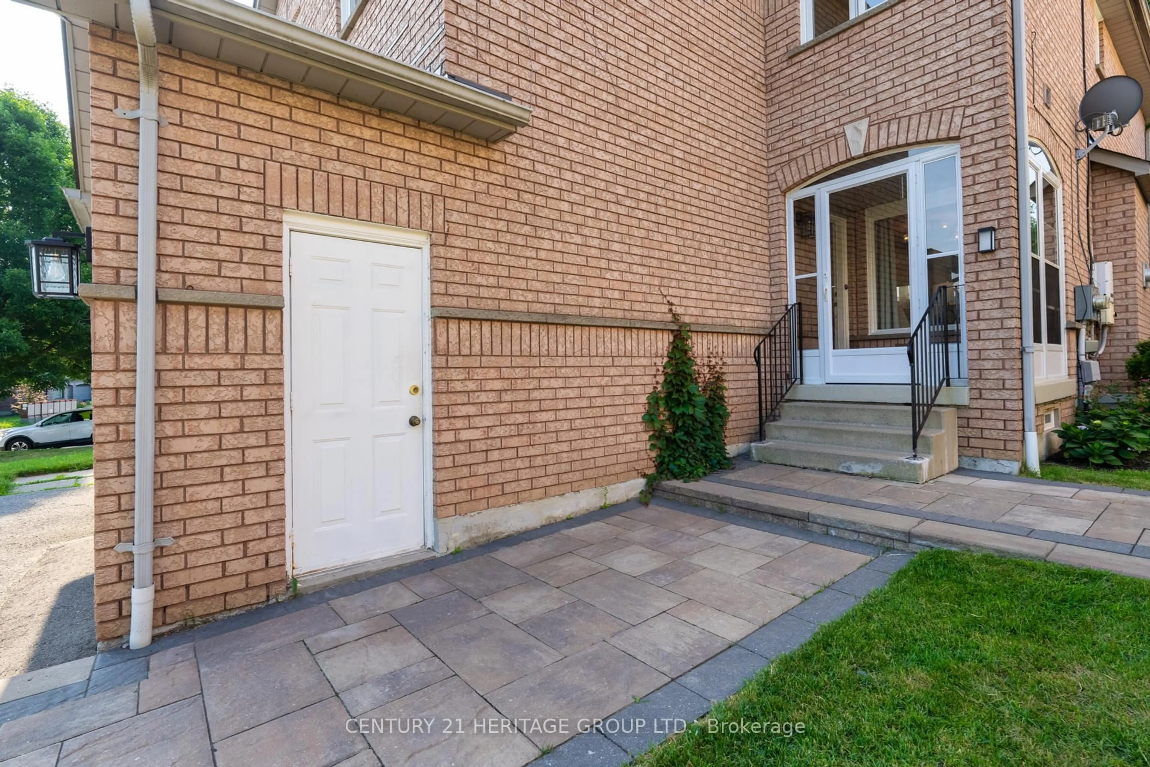 Unknown for 582 Walpole Cres, Newmarket Ontario L3X 2B4