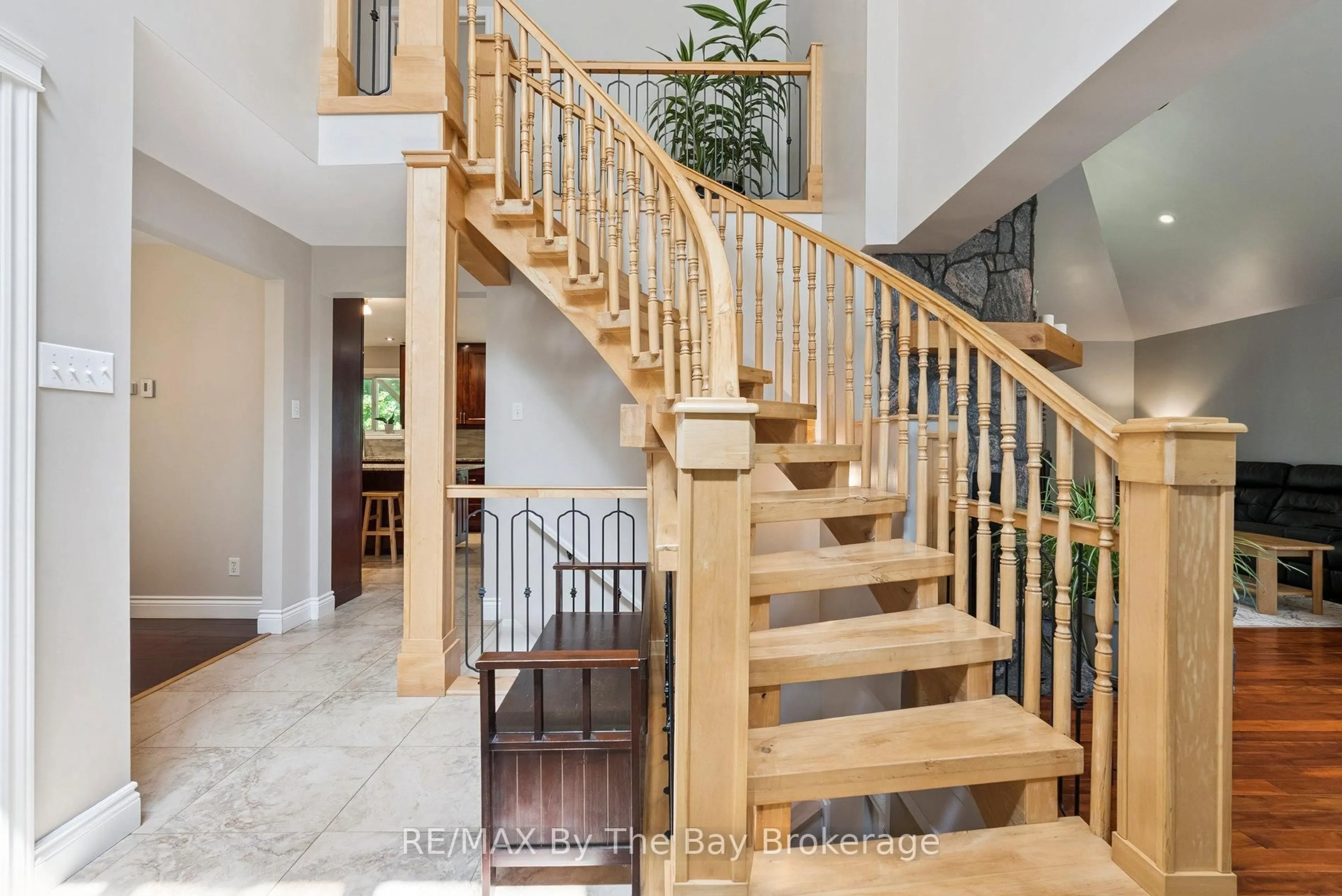 Stairs for 19 Gillespie Tr, Essa Ontario L3W 0V1