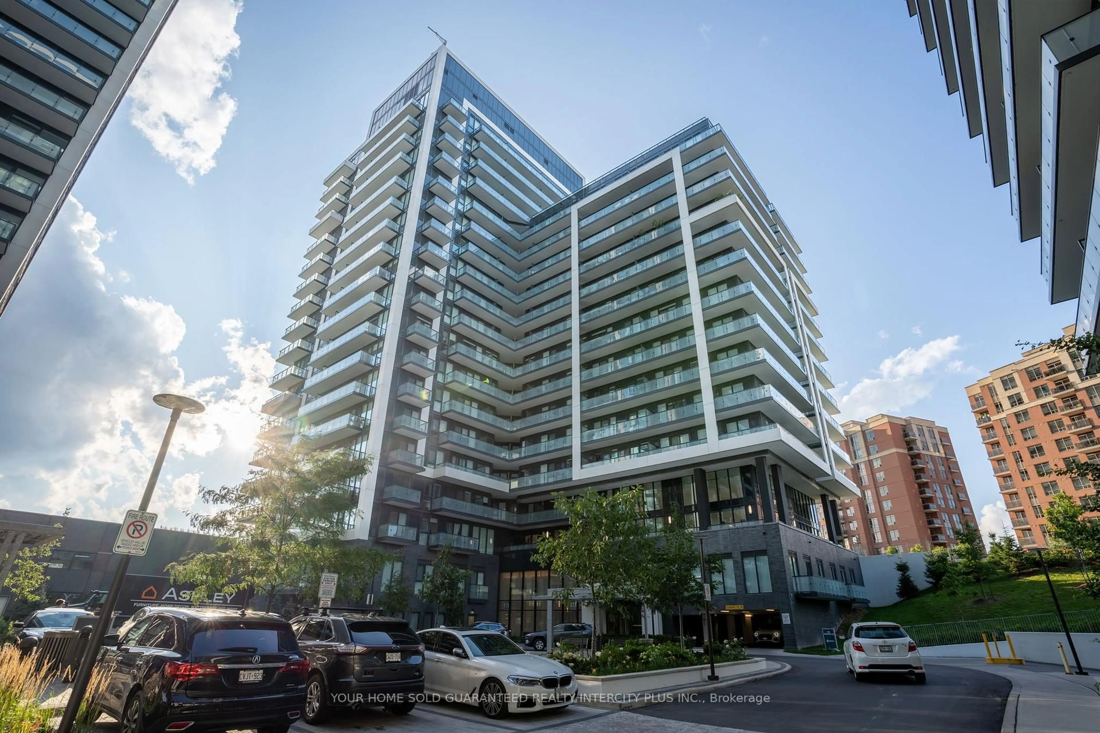 Indoor foyer for 85 Oneida Cres #303, Richmond Hill Ontario L4B 0H4