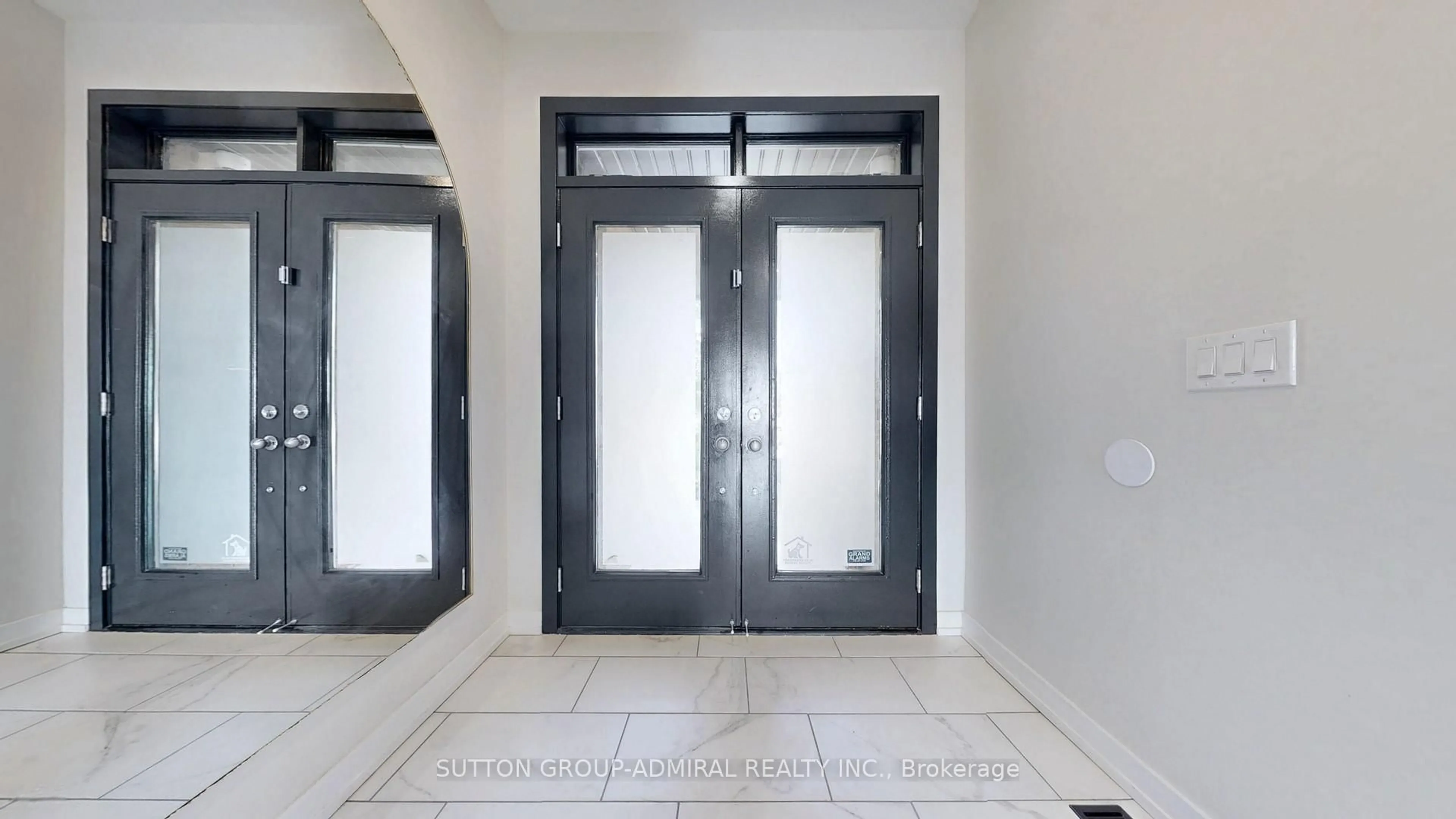Indoor entryway for 71 Glenngarry Cres, Vaughan Ontario L6A 4Z5