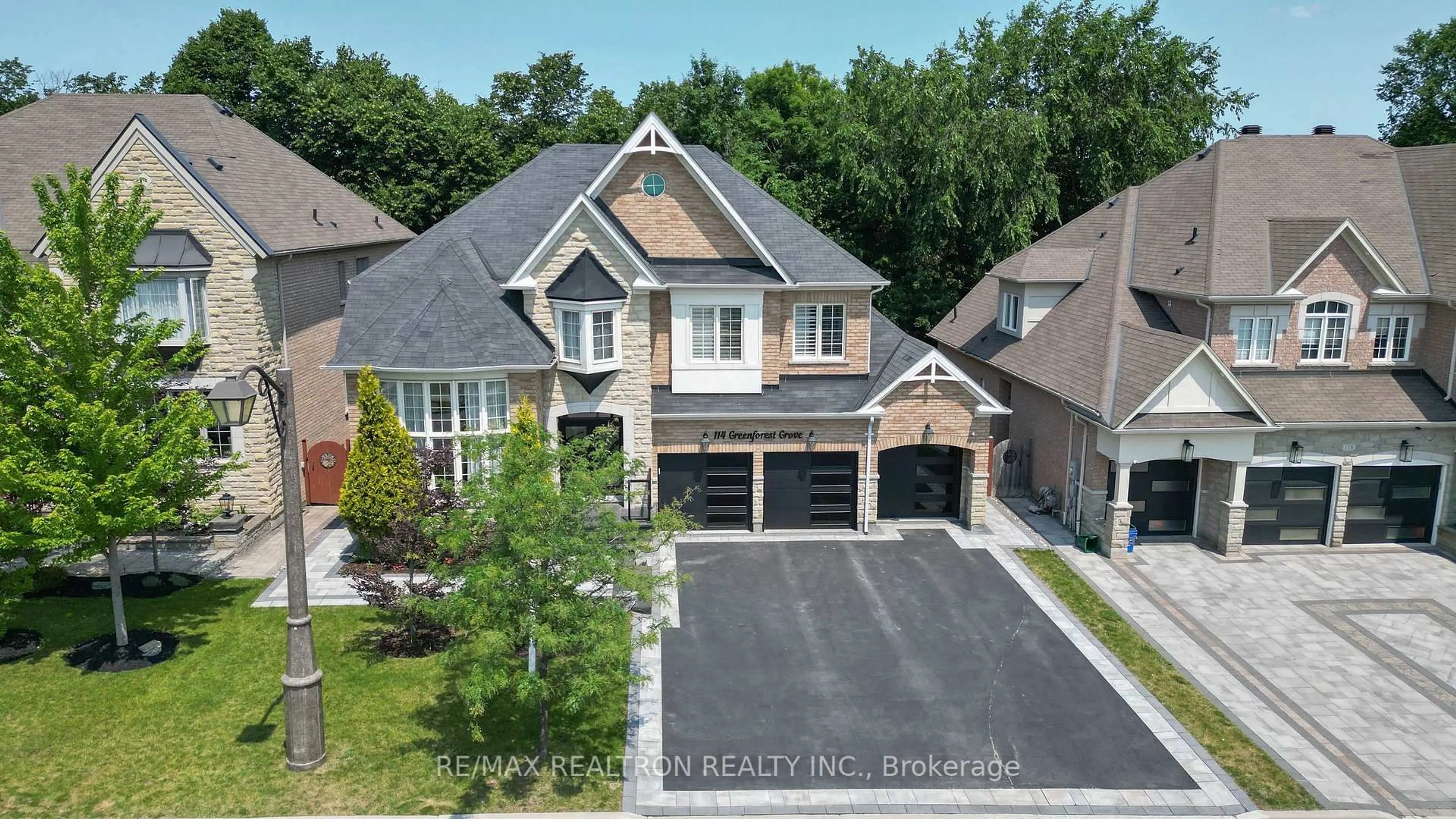A pic from outside/outdoor area/front of a property/back of a property/a pic from drone, street for 114 Greenforest Grve, Whitchurch-Stouffville Ontario L4A 1S7